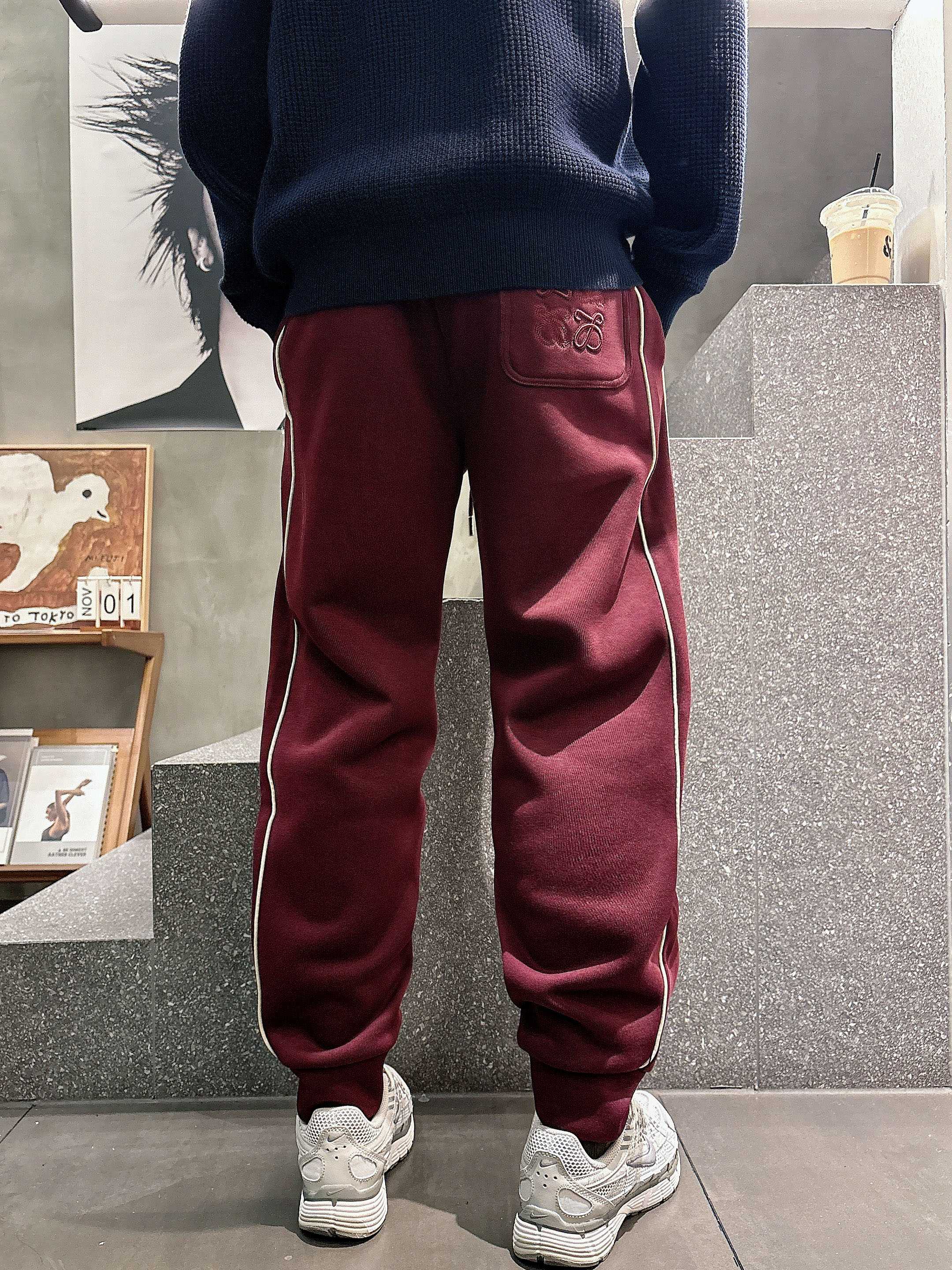 。Lv 2025秋冬新款休闲裤！官网同步发售。品牌经典LOGO休闲裤 ，定制面料，舒适度极好，手触感强烈