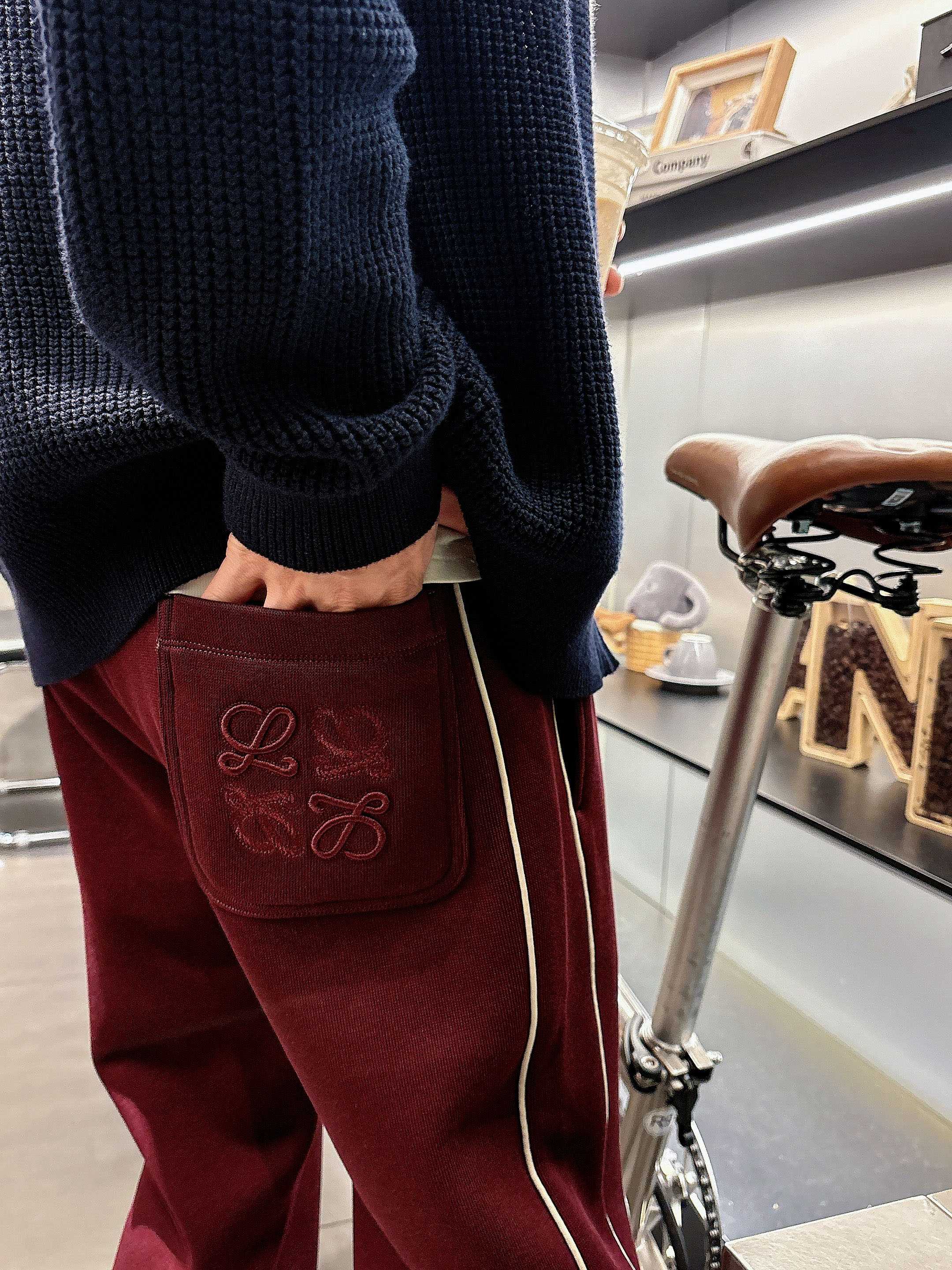 。Lv 2025秋冬新款休闲裤！官网同步发售。品牌经典LOGO休闲裤 ，定制面料，舒适度极好，手触感强烈