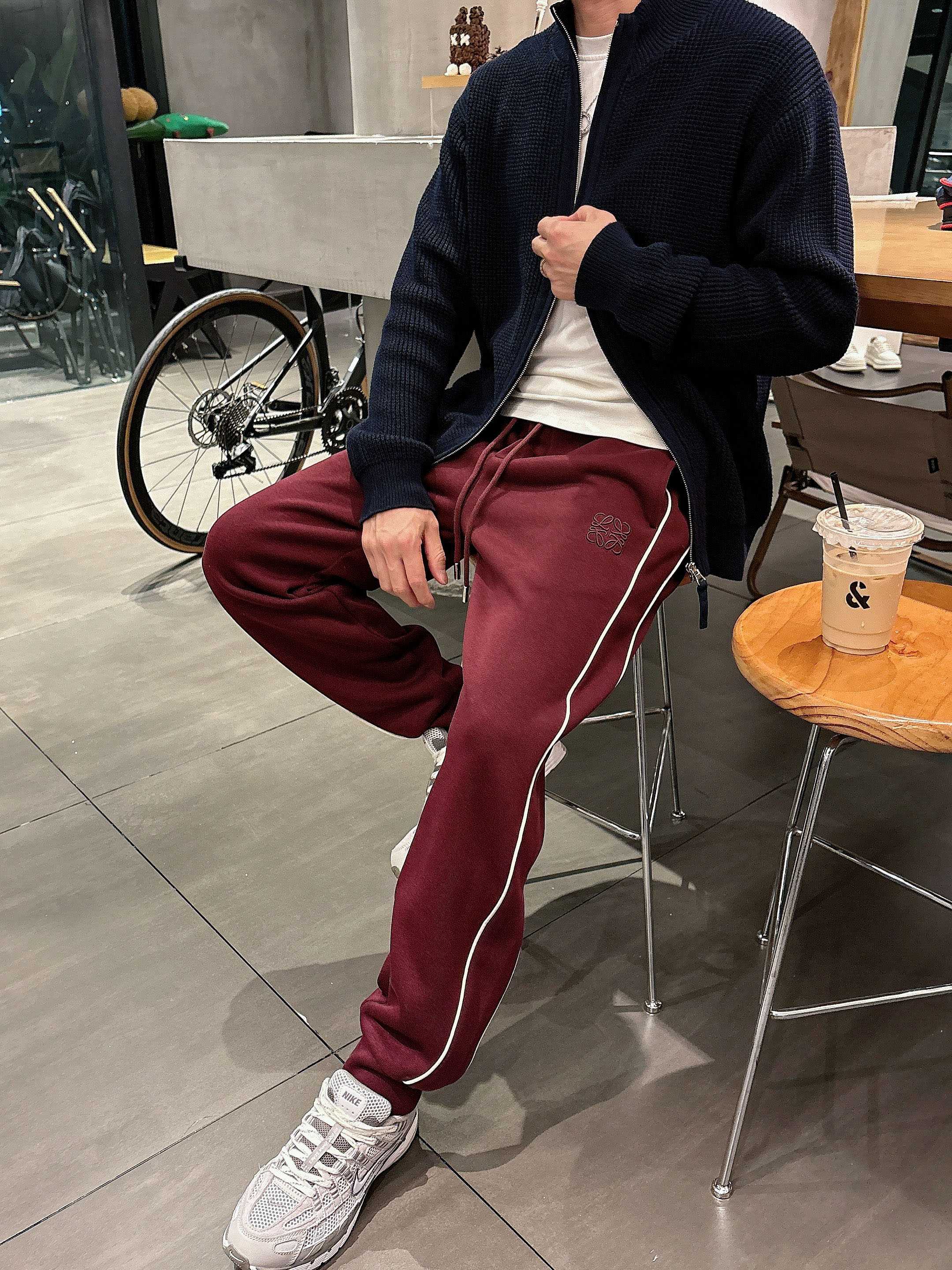 。Lv 2025秋冬新款休闲裤！官网同步发售。品牌经典LOGO休闲裤 ，定制面料，舒适度极好，手触感强烈