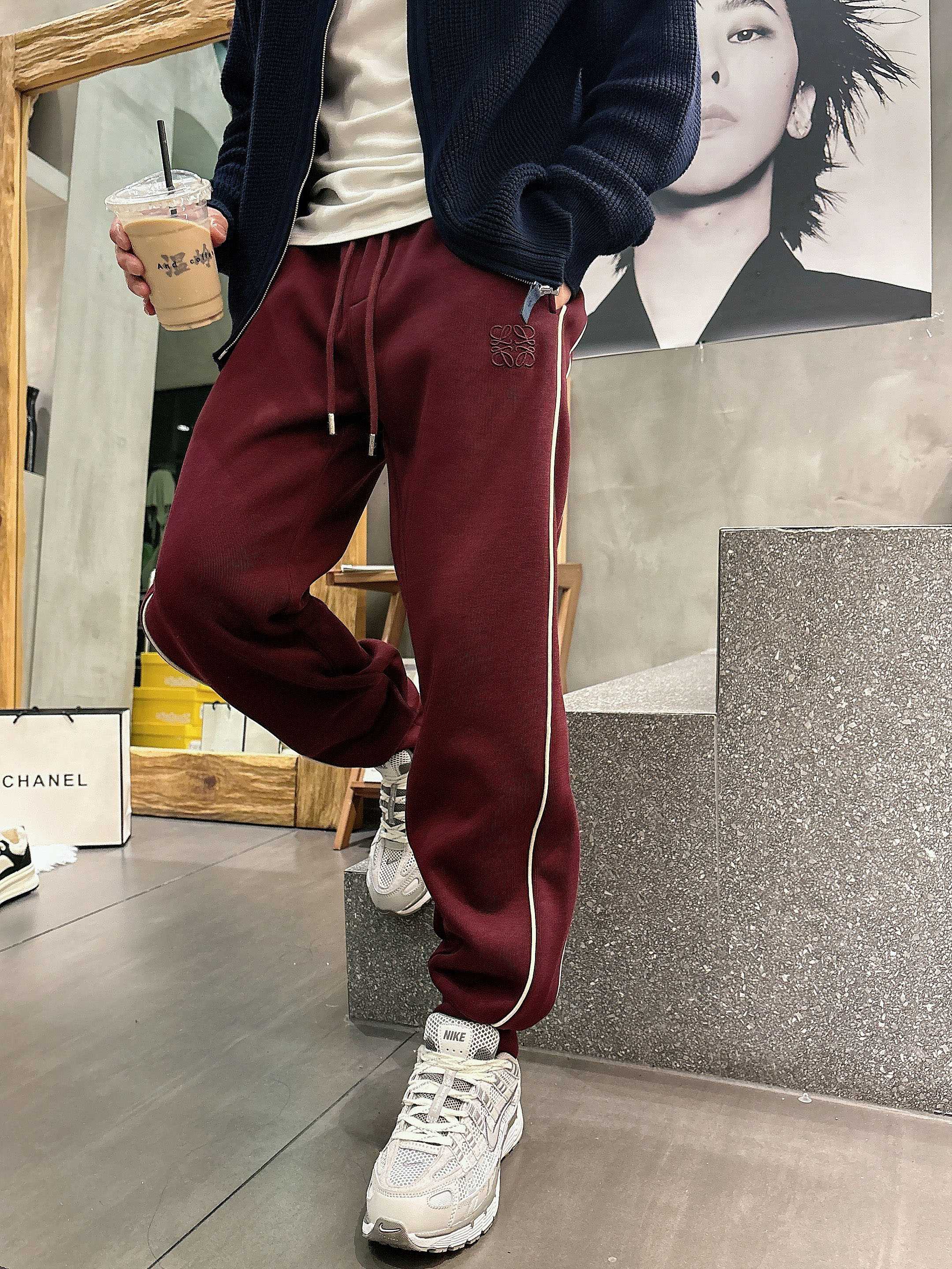 。Lv 2025秋冬新款休闲裤！官网同步发售。品牌经典LOGO休闲裤 ，定制面料，舒适度极好，手触感强烈