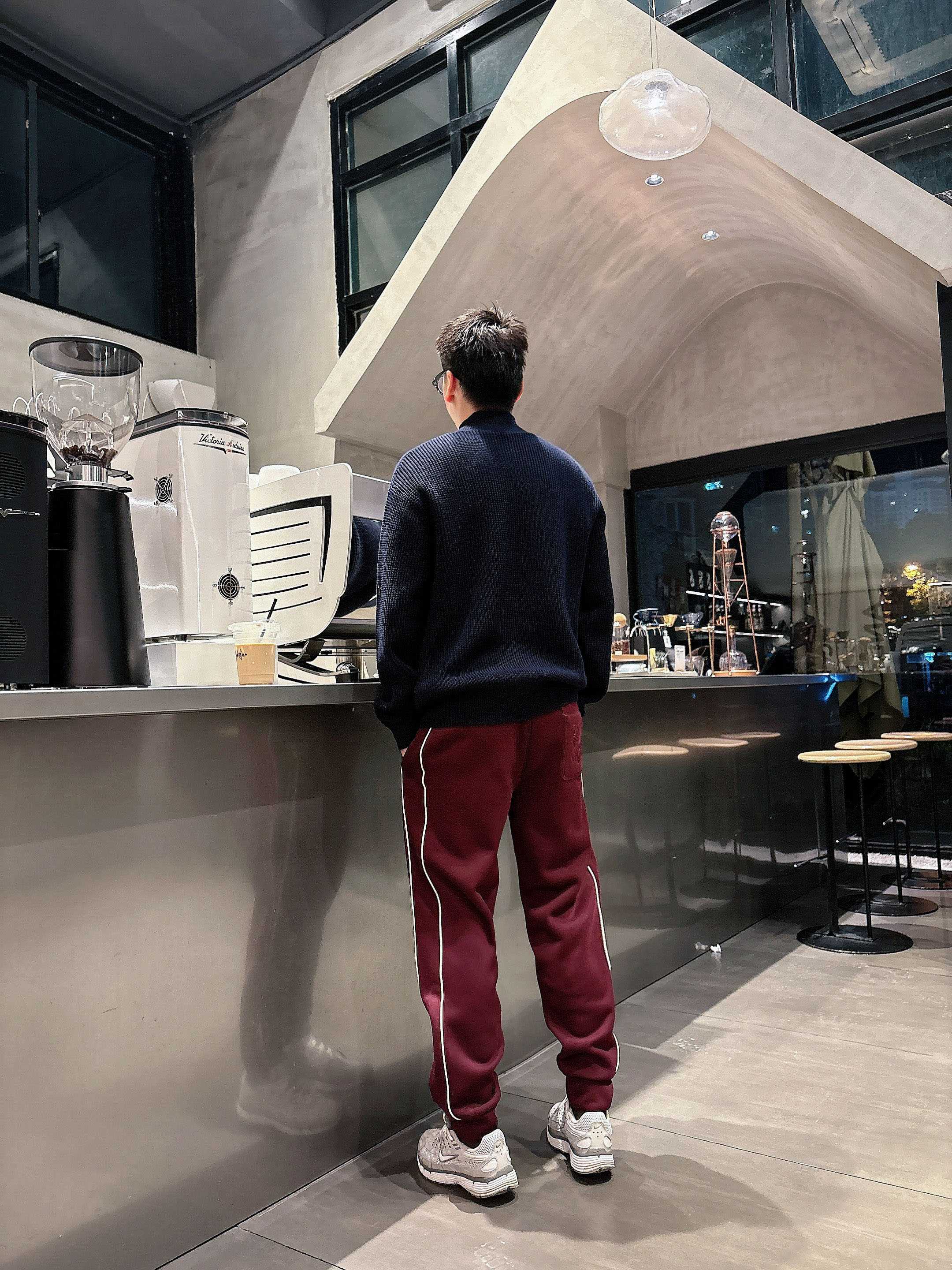 。Lv 2025秋冬新款休闲裤！官网同步发售。品牌经典LOGO休闲裤 ，定制面料，舒适度极好，手触感强烈