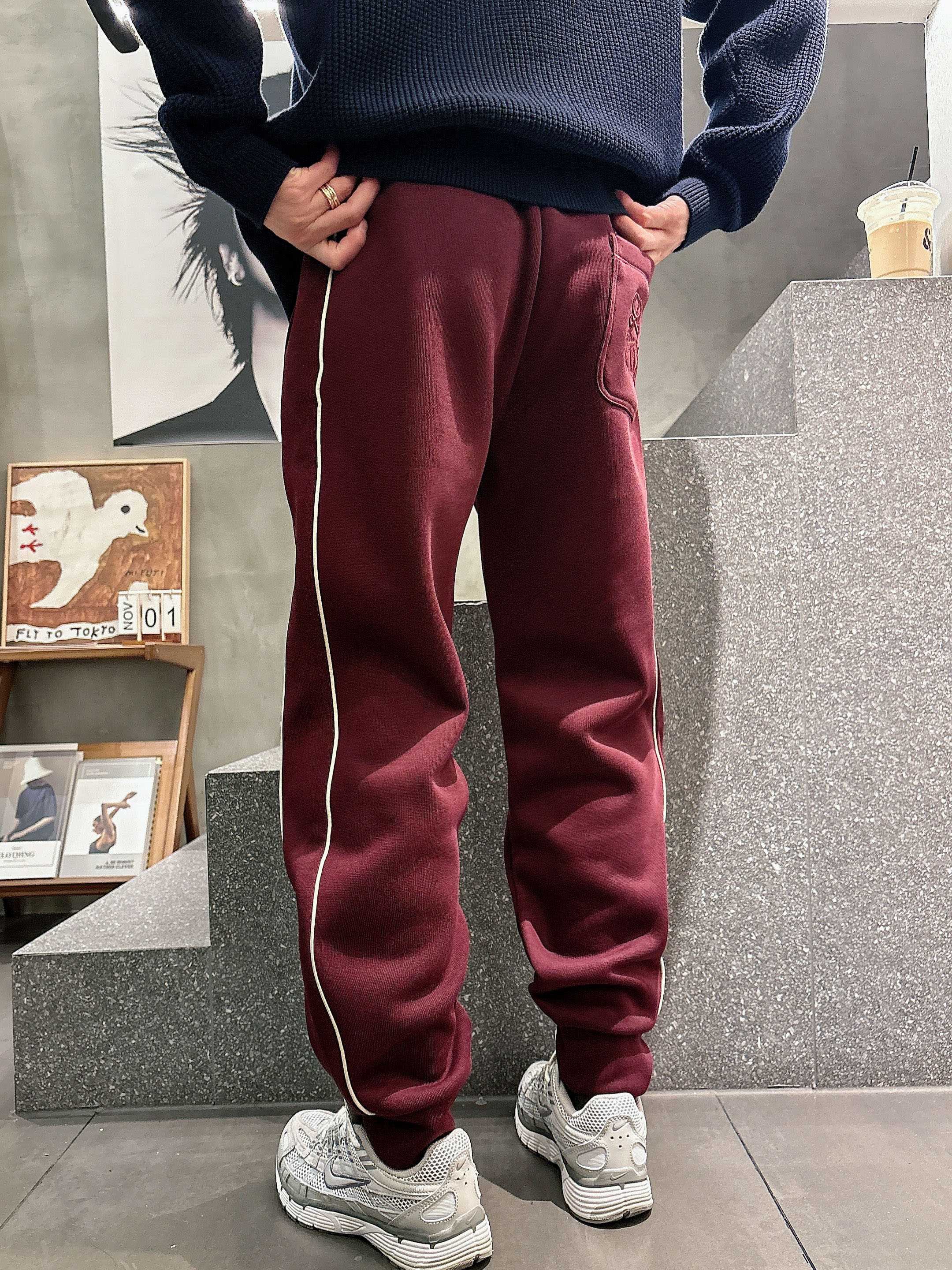 。Lv 2025秋冬新款休闲裤！官网同步发售。品牌经典LOGO休闲裤 ，定制面料，舒适度极好，手触感强烈