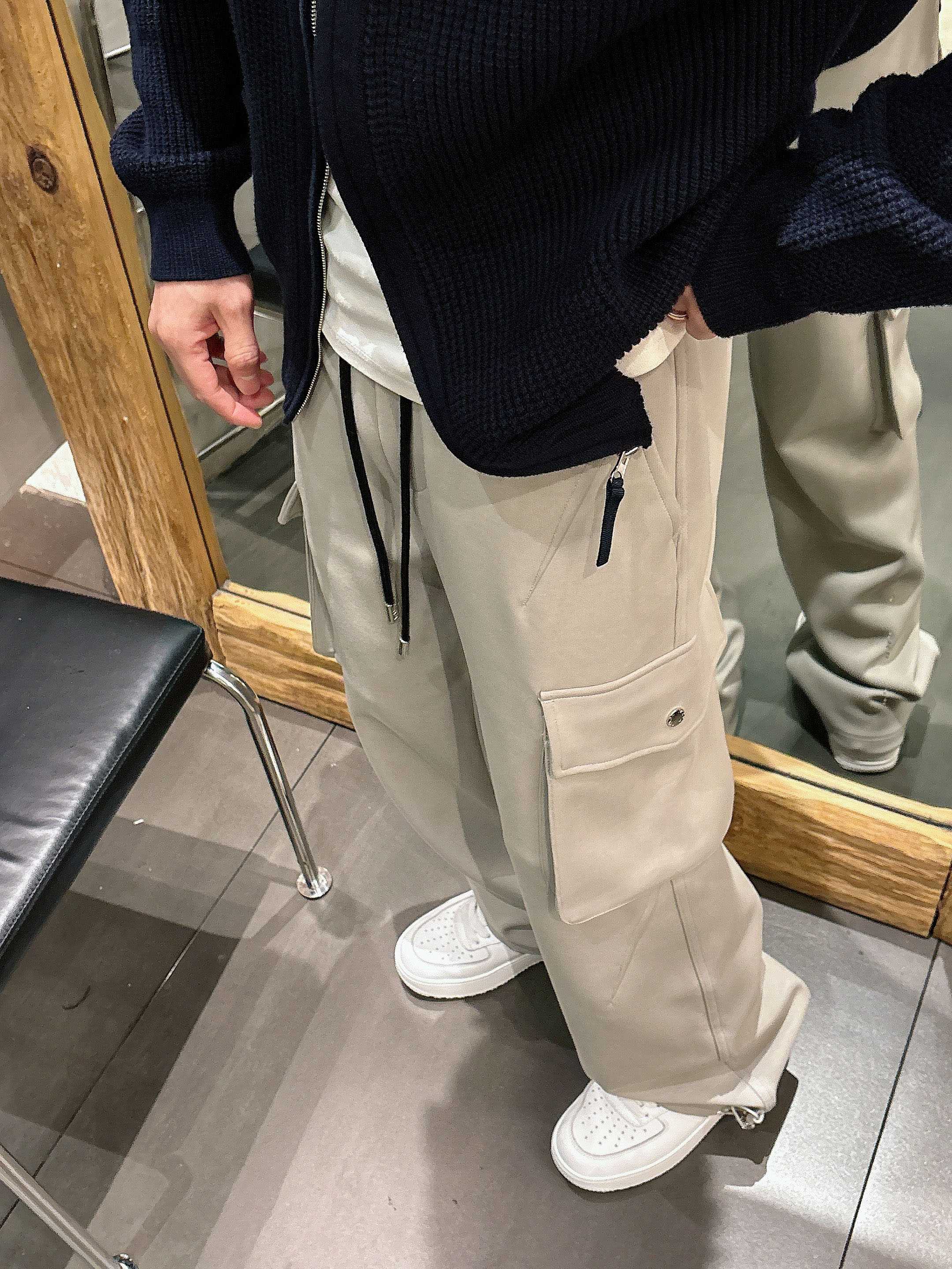 。PRADA 2025秋冬新款休闲裤！官网同步发售。品牌经典LOGO休闲裤 ，定制面料，舒适度极好，手触