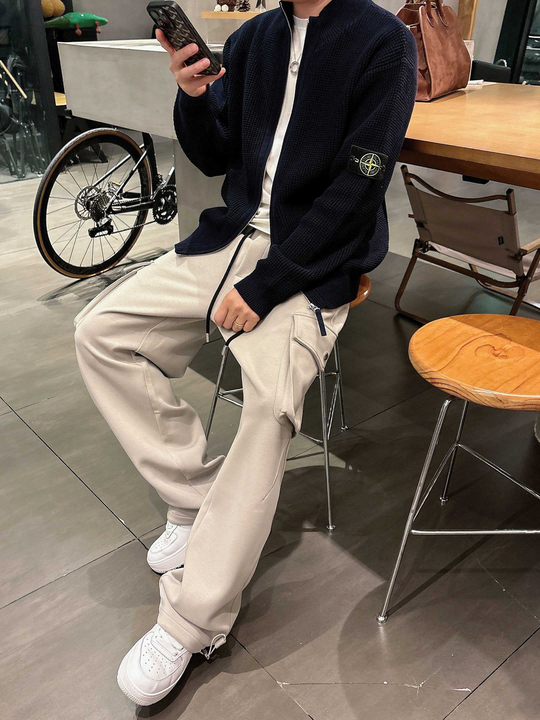 。PRADA 2025秋冬新款休闲裤！官网同步发售。品牌经典LOGO休闲裤 ，定制面料，舒适度极好，手触