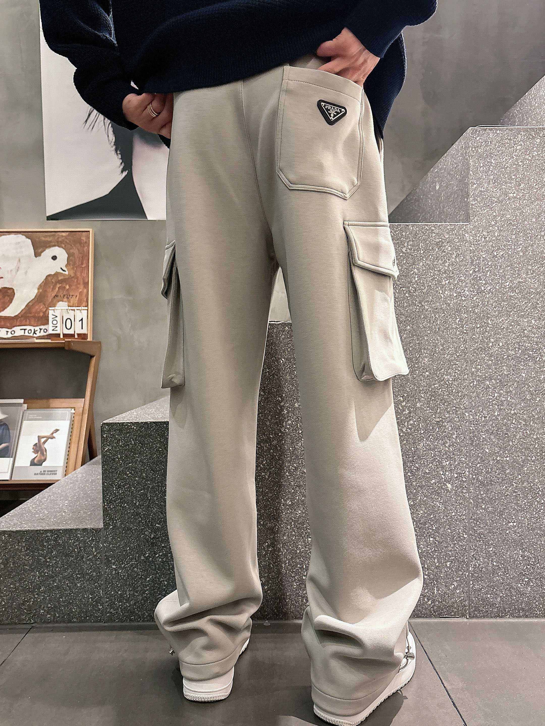 。PRADA 2025秋冬新款休闲裤！官网同步发售。品牌经典LOGO休闲裤 ，定制面料，舒适度极好，手触