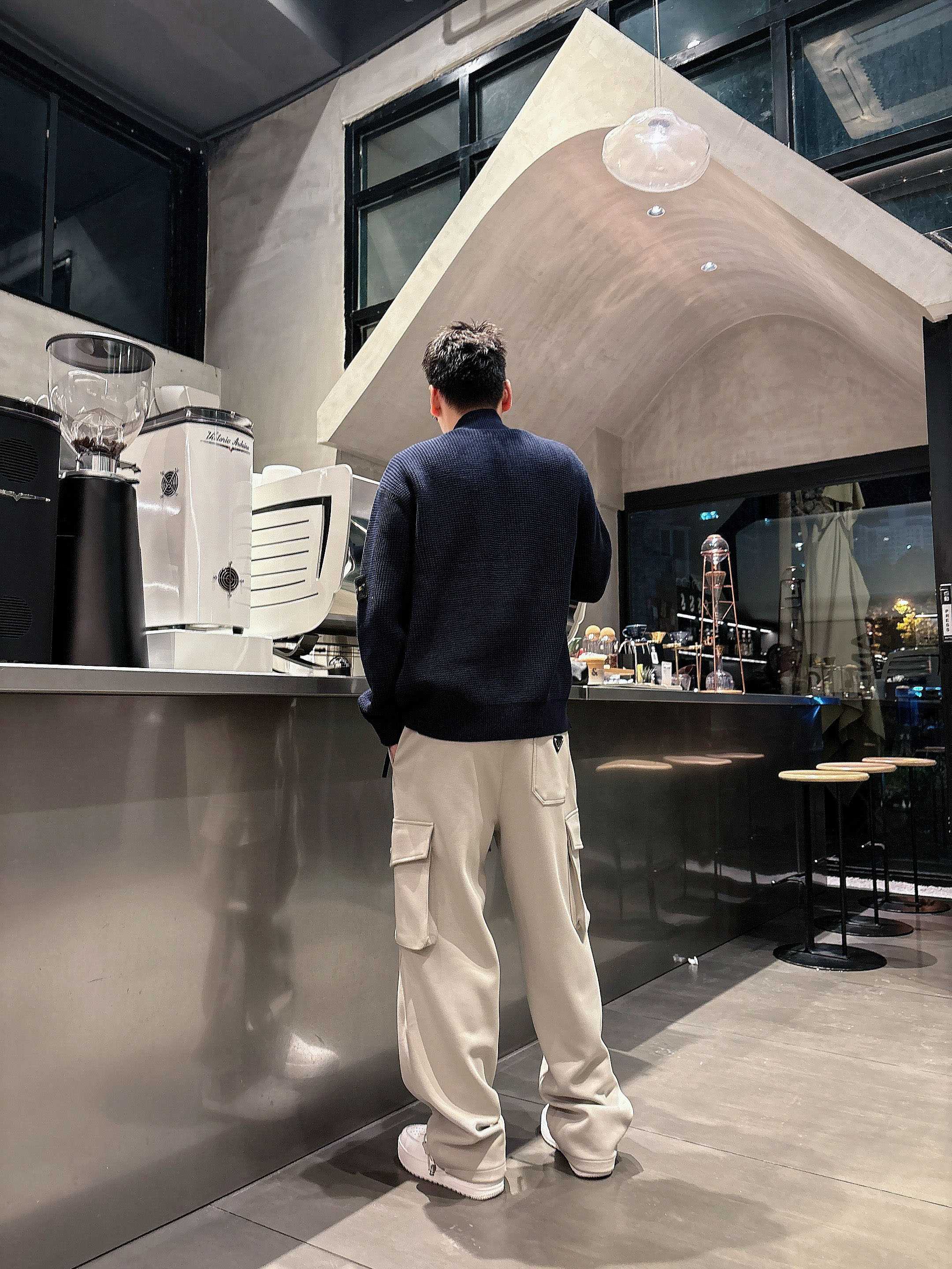 。PRADA 2025秋冬新款休闲裤！官网同步发售。品牌经典LOGO休闲裤 ，定制面料，舒适度极好，手触