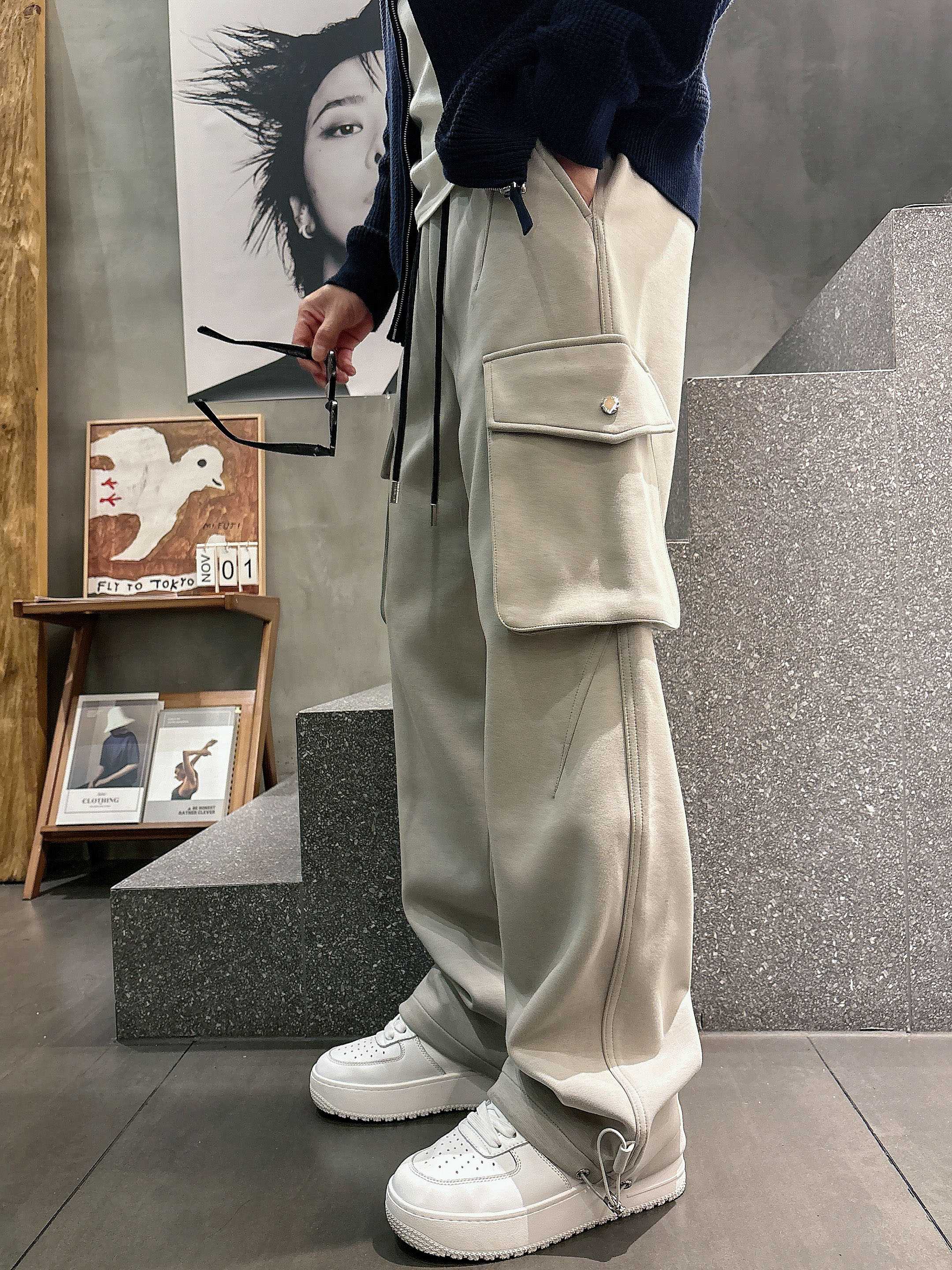 。PRADA 2025秋冬新款休闲裤！官网同步发售。品牌经典LOGO休闲裤 ，定制面料，舒适度极好，手触