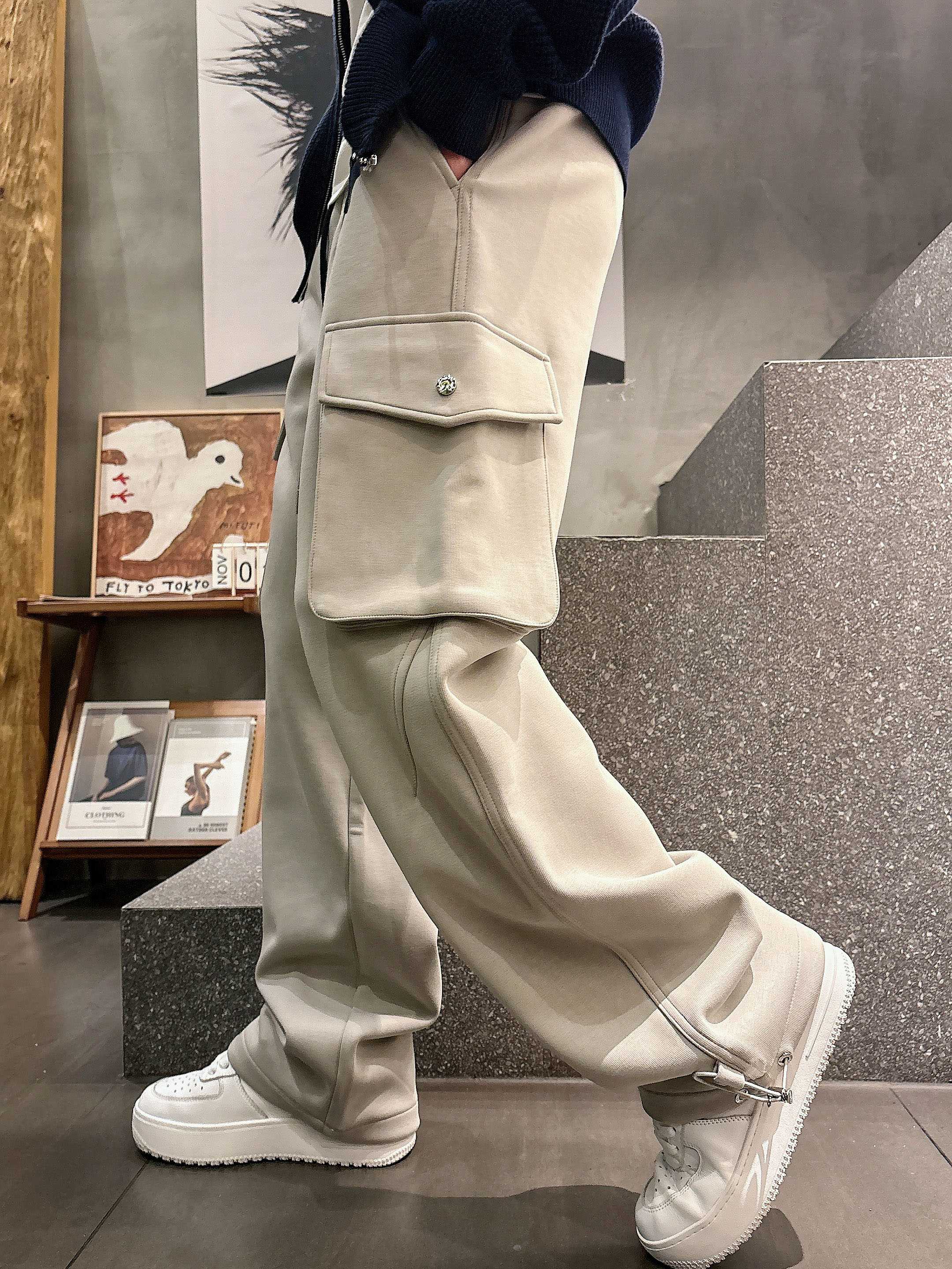 。PRADA 2025秋冬新款休闲裤！官网同步发售。品牌经典LOGO休闲裤 ，定制面料，舒适度极好，手触