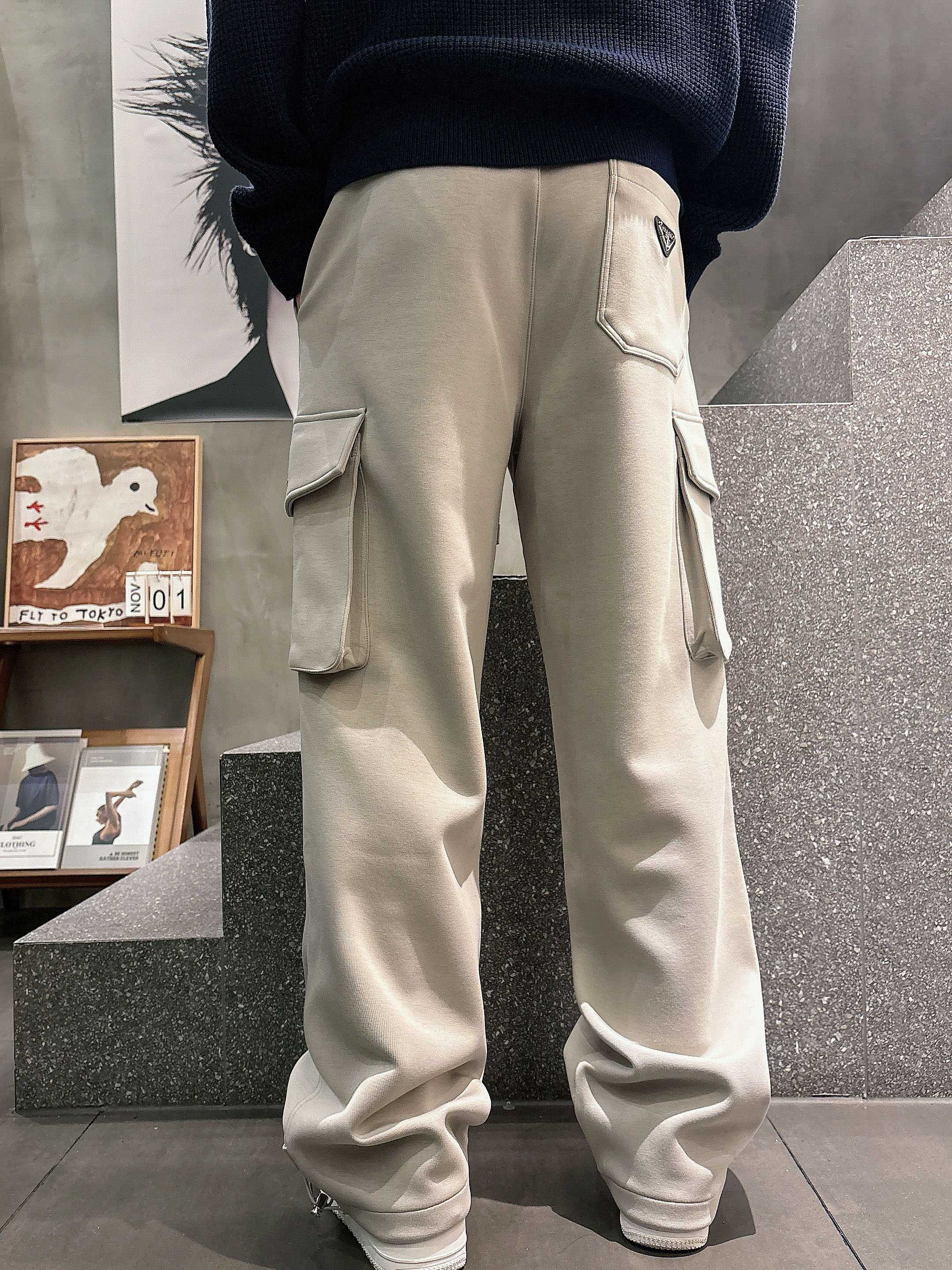 。PRADA 2025秋冬新款休闲裤！官网同步发售。品牌经典LOGO休闲裤 ，定制面料，舒适度极好，手触