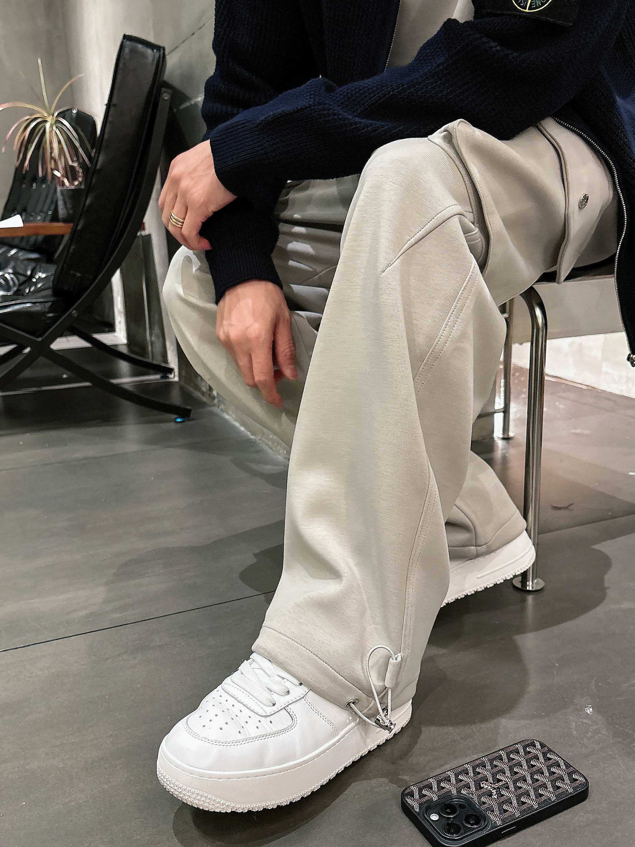 。PRADA 2025秋冬新款休闲裤！官网同步发售。品牌经典LOGO休闲裤 ，定制面料，舒适度极好，手触