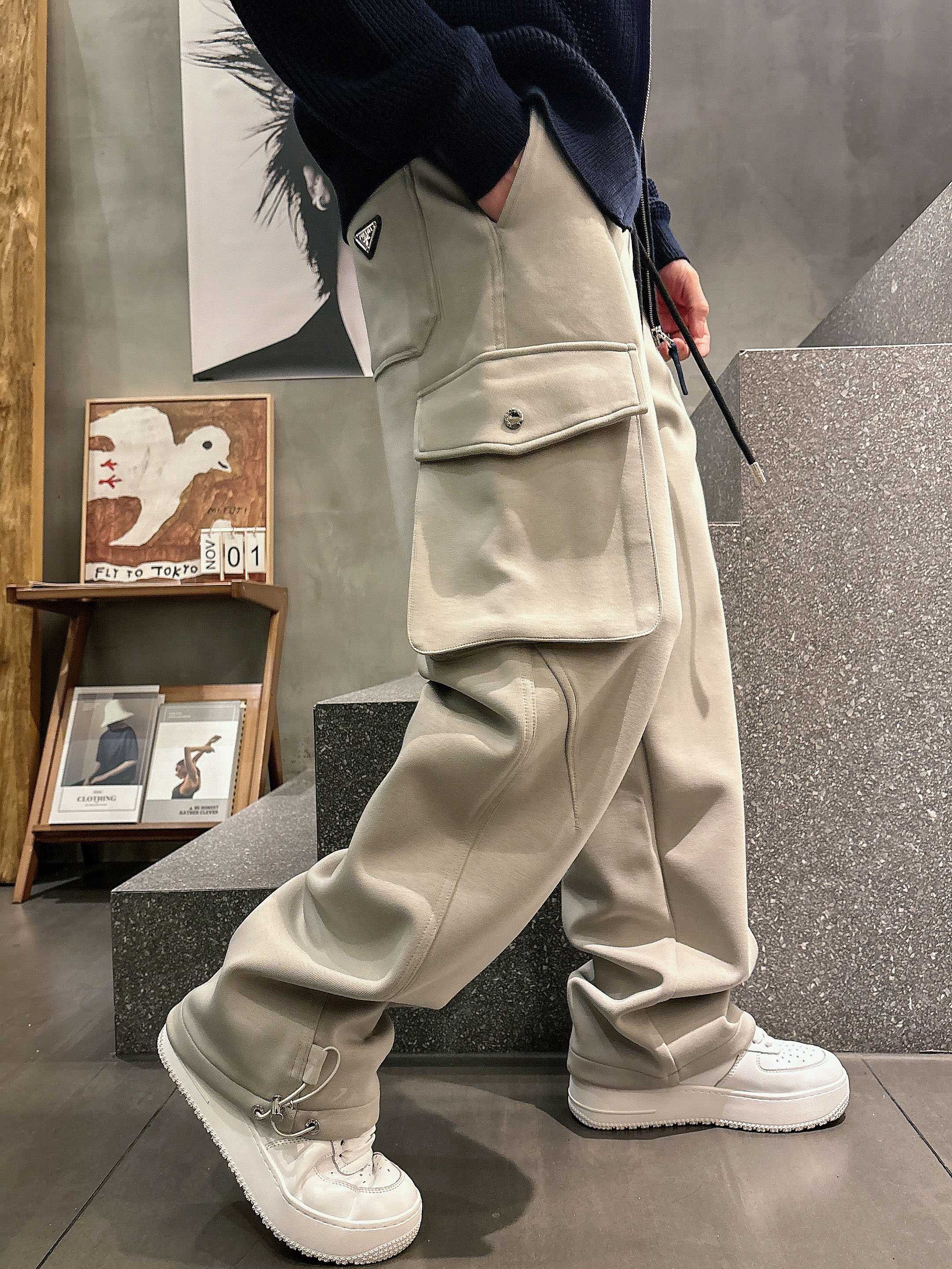 。PRADA 2025秋冬新款休闲裤！官网同步发售。品牌经典LOGO休闲裤 ，定制面料，舒适度极好，手触