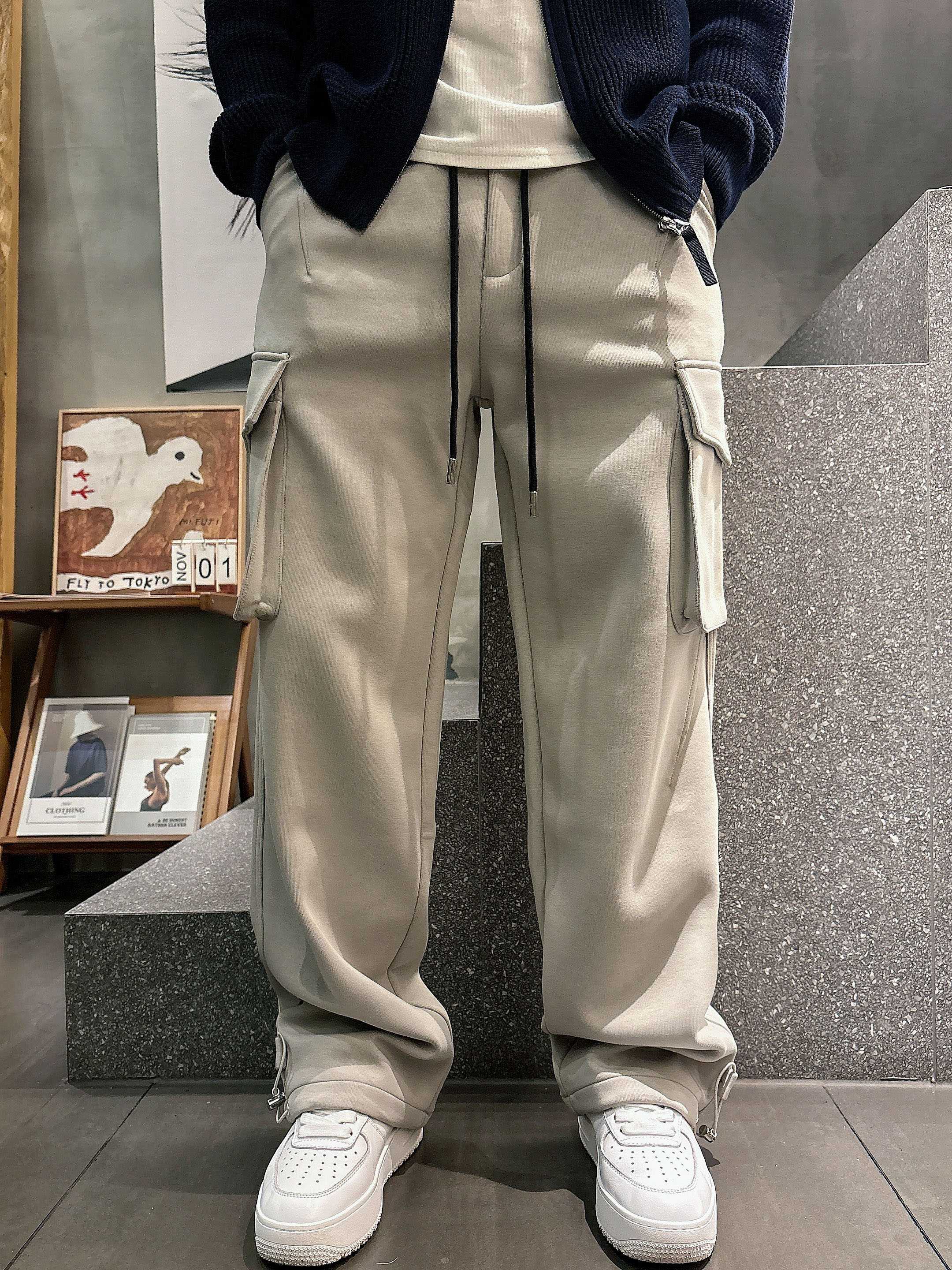 。PRADA 2025秋冬新款休闲裤！官网同步发售。品牌经典LOGO休闲裤 ，定制面料，舒适度极好，手触