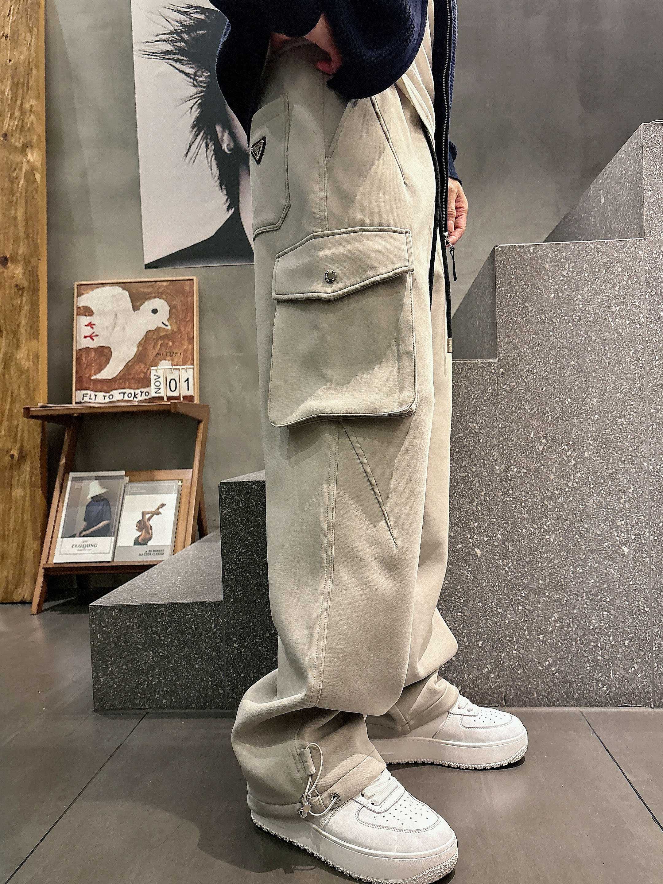 。PRADA 2025秋冬新款休闲裤！官网同步发售。品牌经典LOGO休闲裤 ，定制面料，舒适度极好，手触