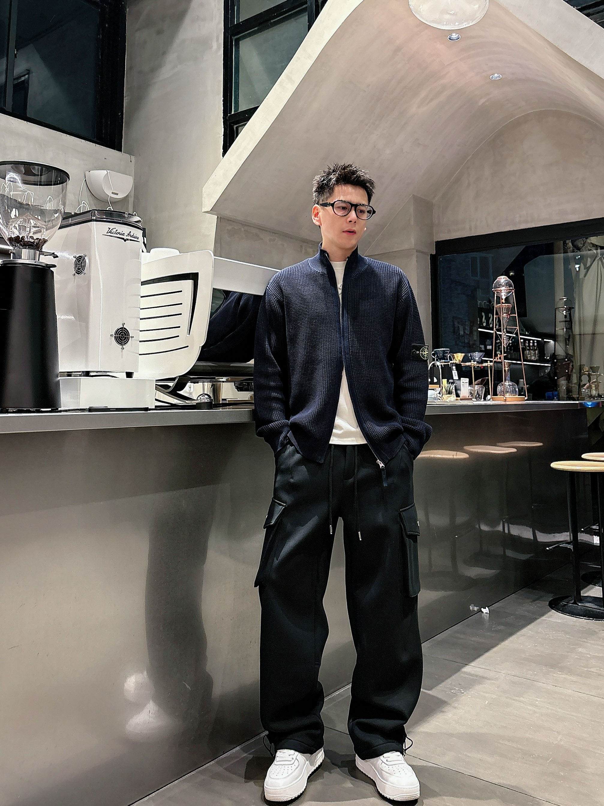 。PRADA 2025秋冬新款休闲裤！官网同步发售。品牌经典LOGO休闲裤 ，定制面料，舒适度极好，手触