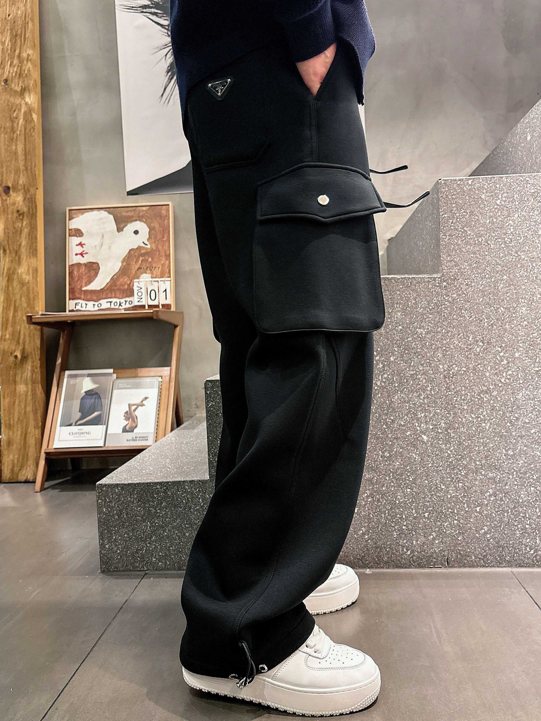 。PRADA 2025秋冬新款休闲裤！官网同步发售。品牌经典LOGO休闲裤 ，定制面料，舒适度极好，手触