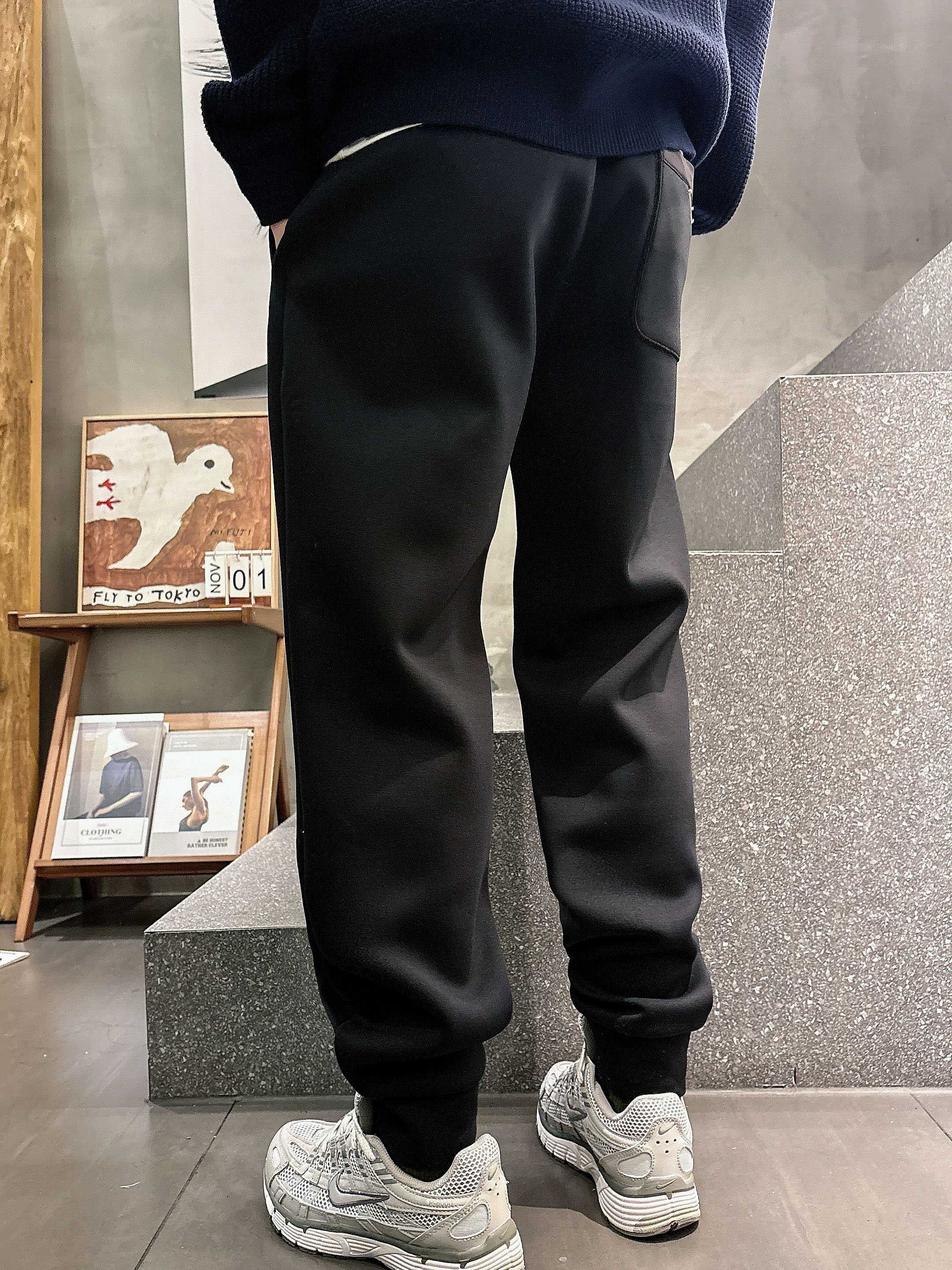 。PRADA 2025秋冬新款休闲裤！官网同步发售。品牌经典LOGO休闲裤 ，定制面料，舒适度极好，手触