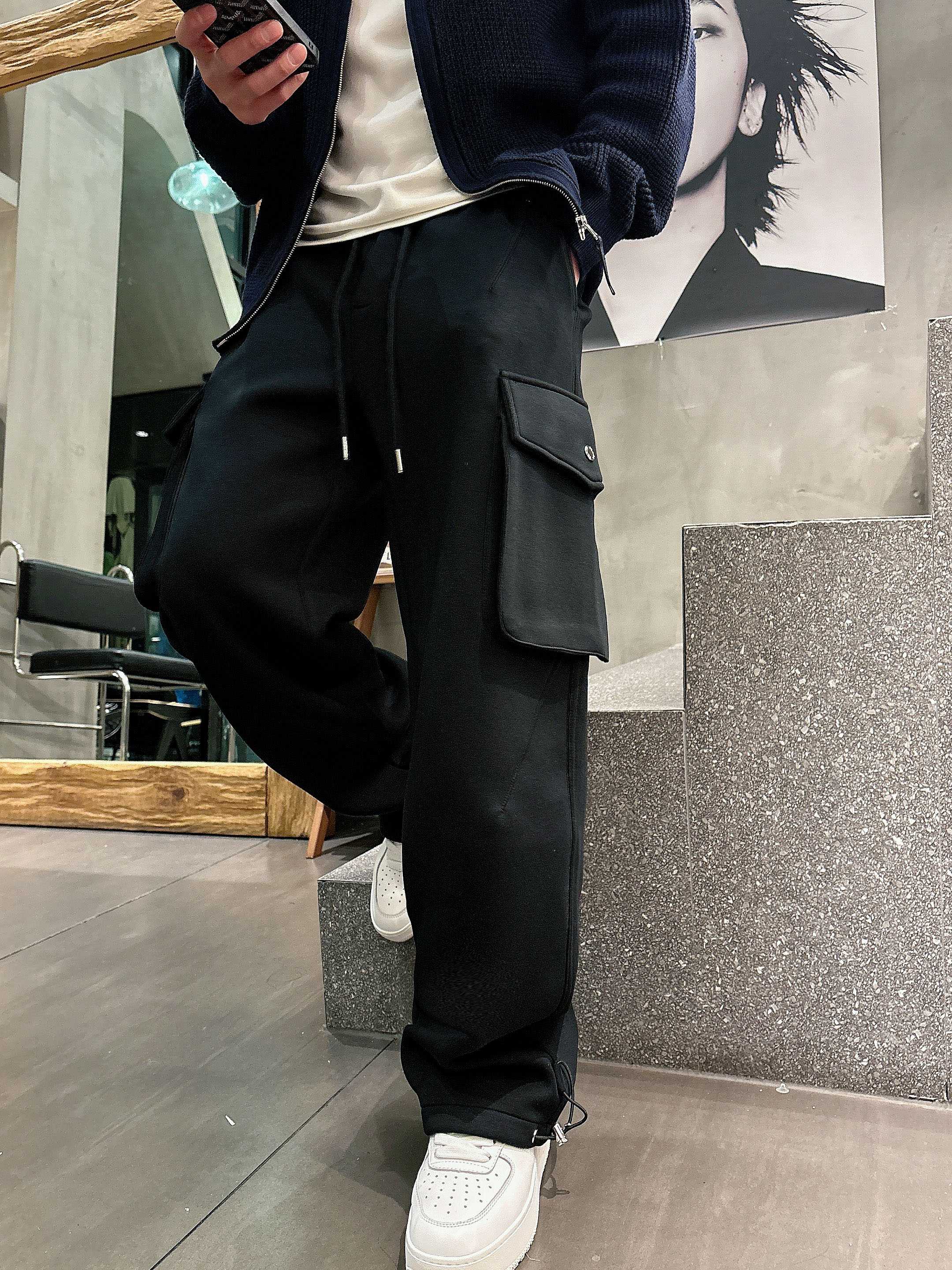 。PRADA 2025秋冬新款休闲裤！官网同步发售。品牌经典LOGO休闲裤 ，定制面料，舒适度极好，手触