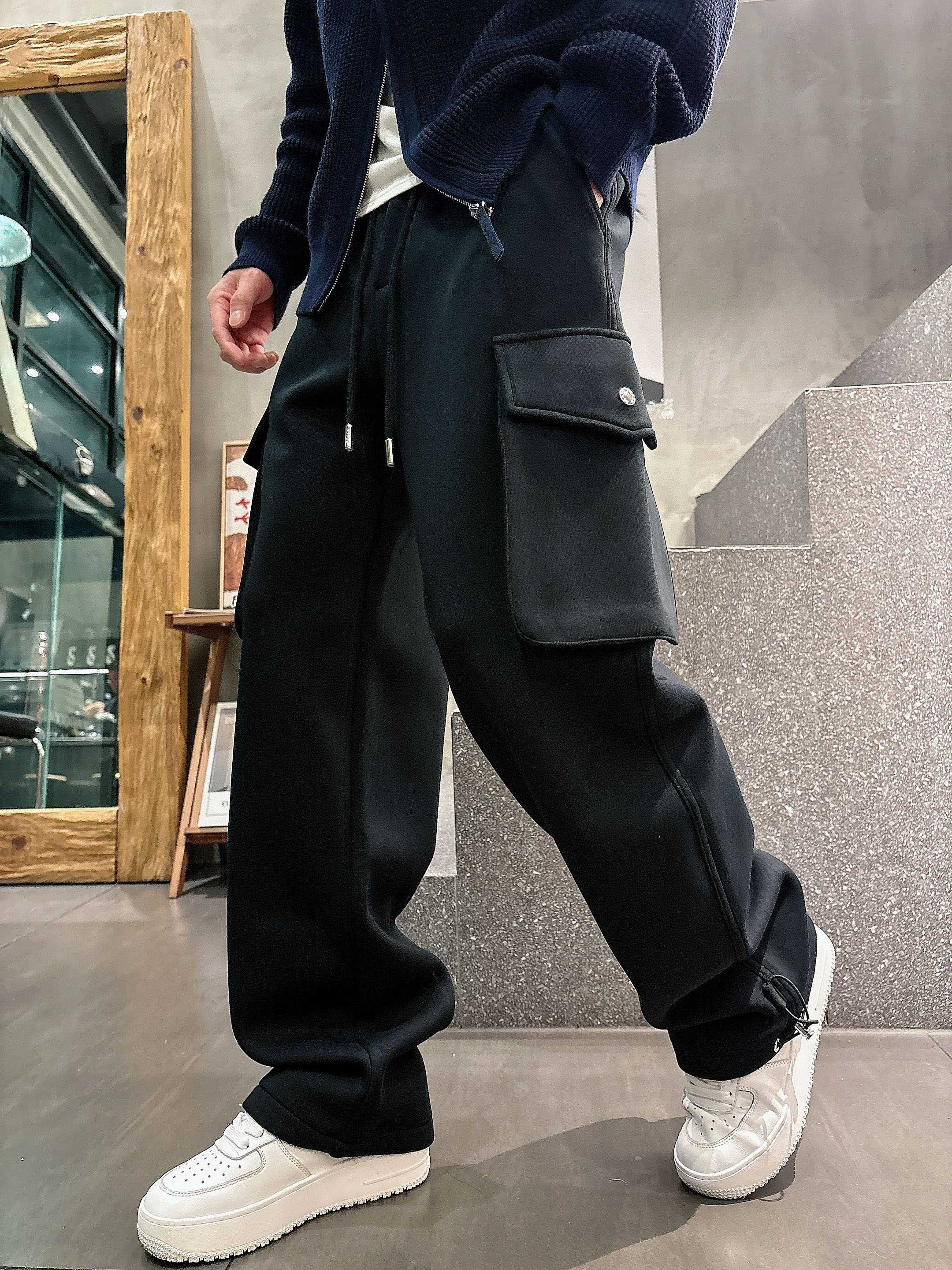 。PRADA 2025秋冬新款休闲裤！官网同步发售。品牌经典LOGO休闲裤 ，定制面料，舒适度极好，手触