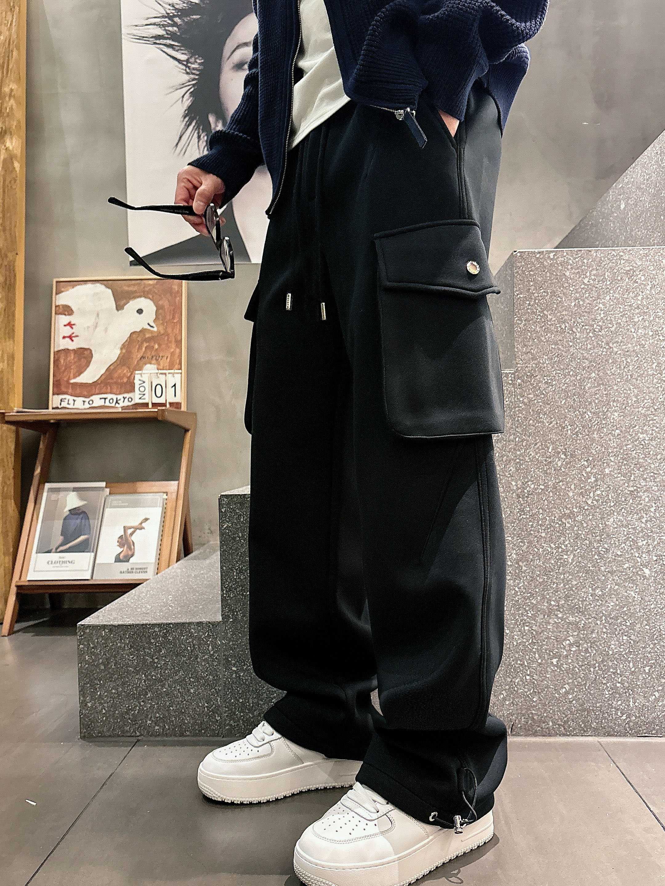 。PRADA 2025秋冬新款休闲裤！官网同步发售。品牌经典LOGO休闲裤 ，定制面料，舒适度极好，手触