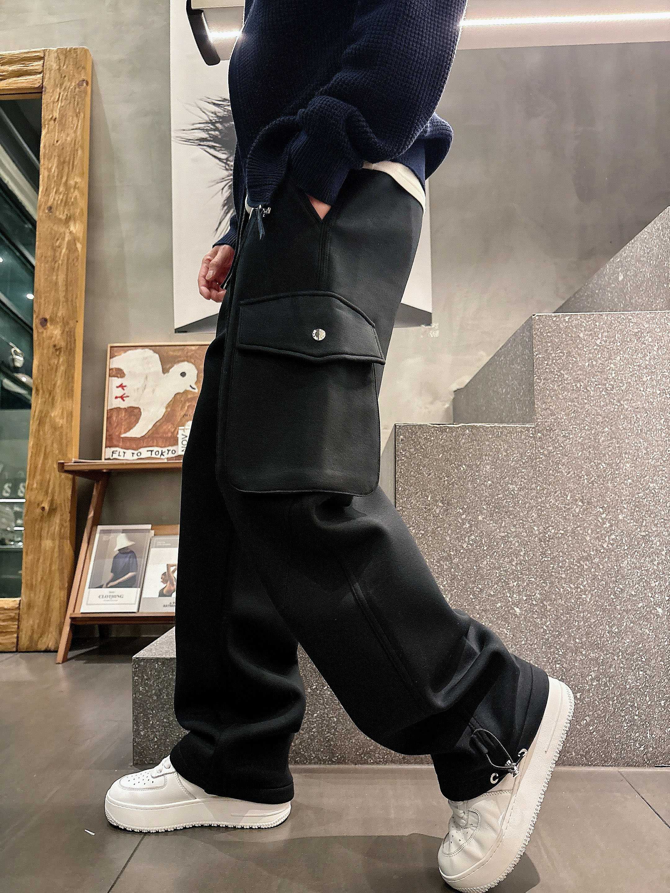 。PRADA 2025秋冬新款休闲裤！官网同步发售。品牌经典LOGO休闲裤 ，定制面料，舒适度极好，手触