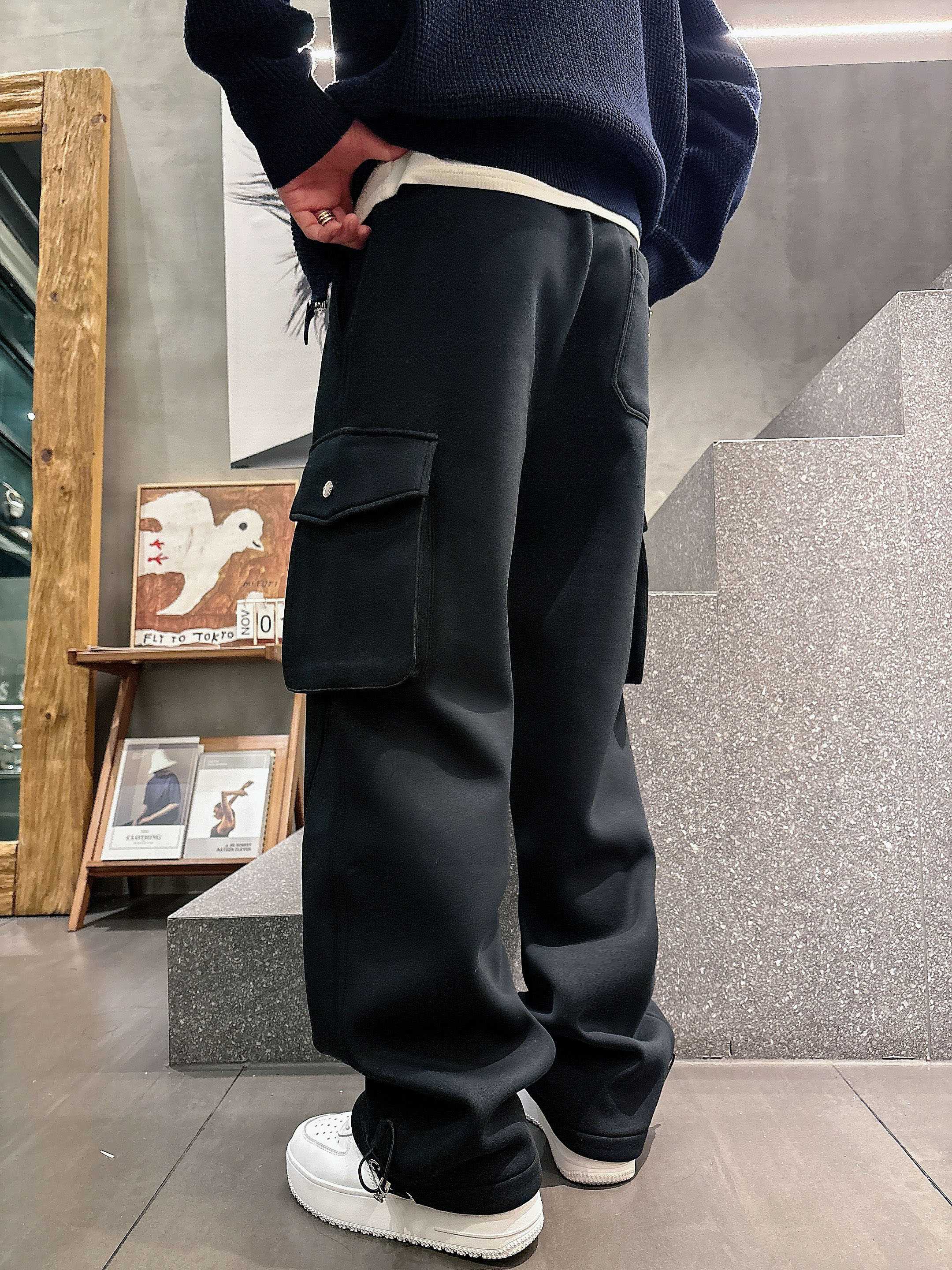 。PRADA 2025秋冬新款休闲裤！官网同步发售。品牌经典LOGO休闲裤 ，定制面料，舒适度极好，手触