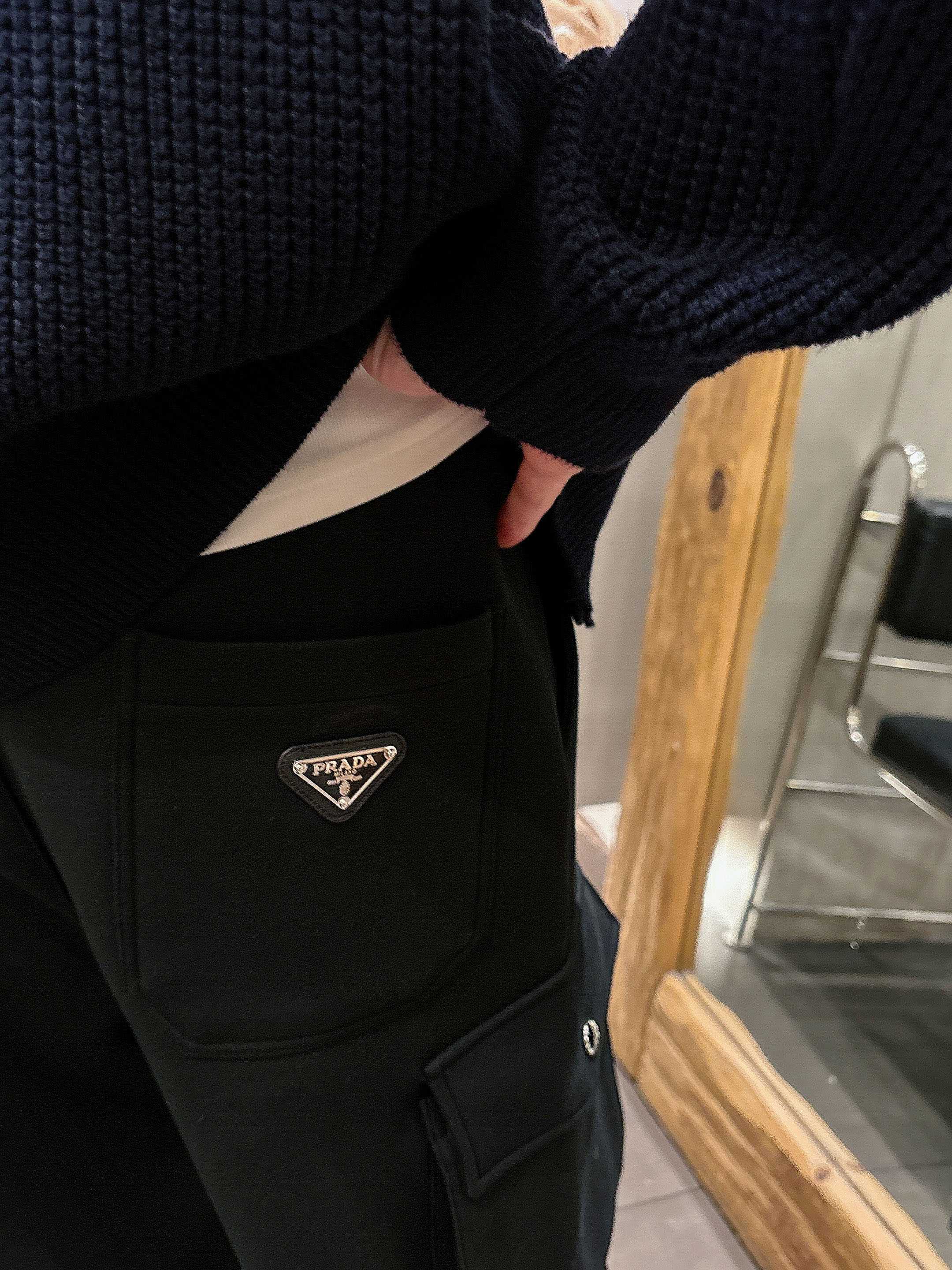 。PRADA 2025秋冬新款休闲裤！官网同步发售。品牌经典LOGO休闲裤 ，定制面料，舒适度极好，手触