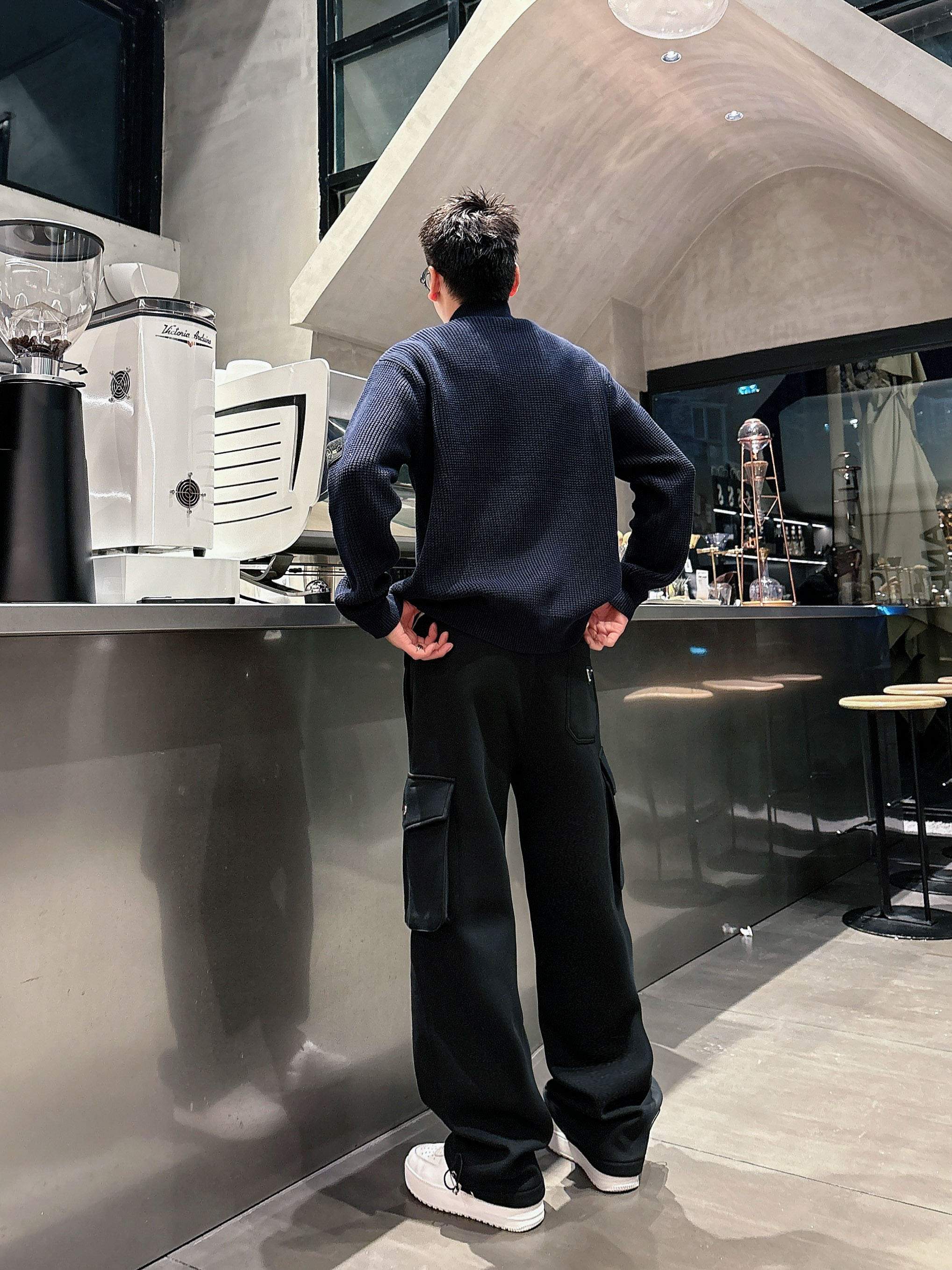 。PRADA 2025秋冬新款休闲裤！官网同步发售。品牌经典LOGO休闲裤 ，定制面料，舒适度极好，手触