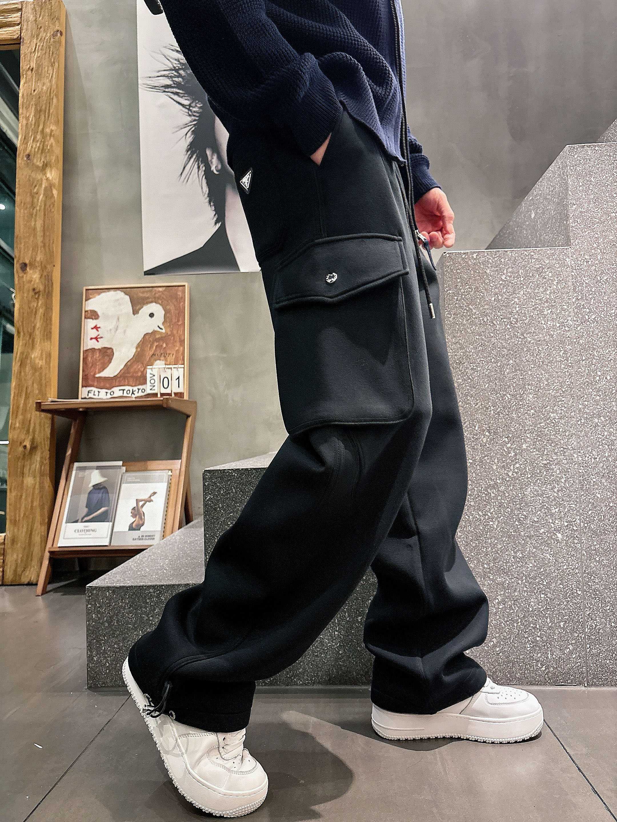 。PRADA 2025秋冬新款休闲裤！官网同步发售。品牌经典LOGO休闲裤 ，定制面料，舒适度极好，手触