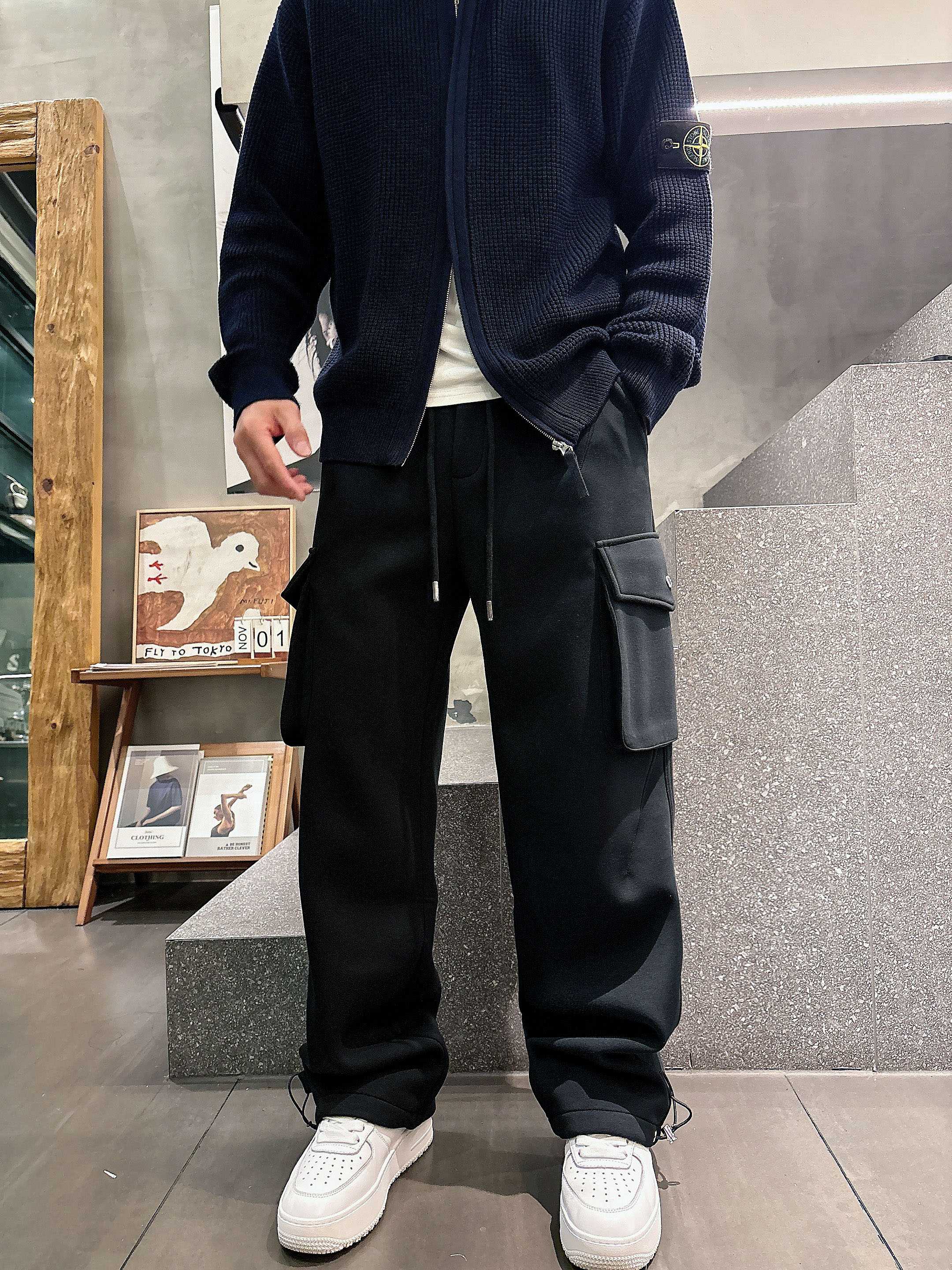 。PRADA 2025秋冬新款休闲裤！官网同步发售。品牌经典LOGO休闲裤 ，定制面料，舒适度极好，手触