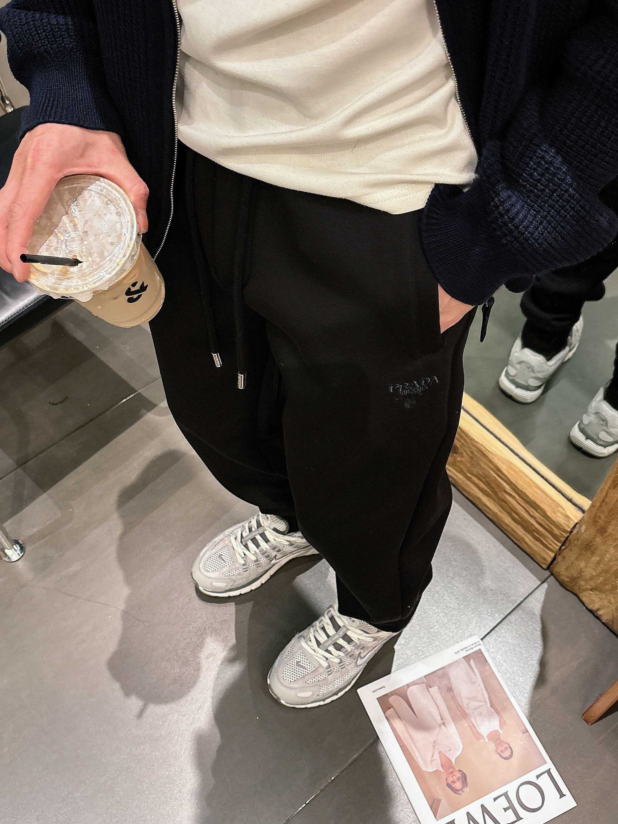 。PRADA 2025秋冬新款休闲裤！官网同步发售。品牌经典LOGO休闲裤 ，定制面料，舒适度极好，手触