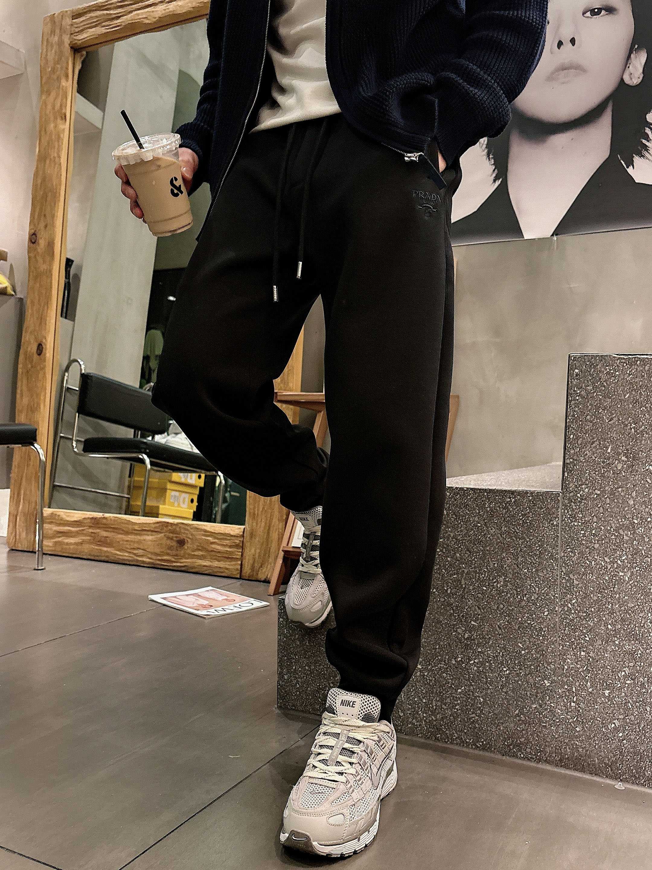 。PRADA 2025秋冬新款休闲裤！官网同步发售。品牌经典LOGO休闲裤 ，定制面料，舒适度极好，手触