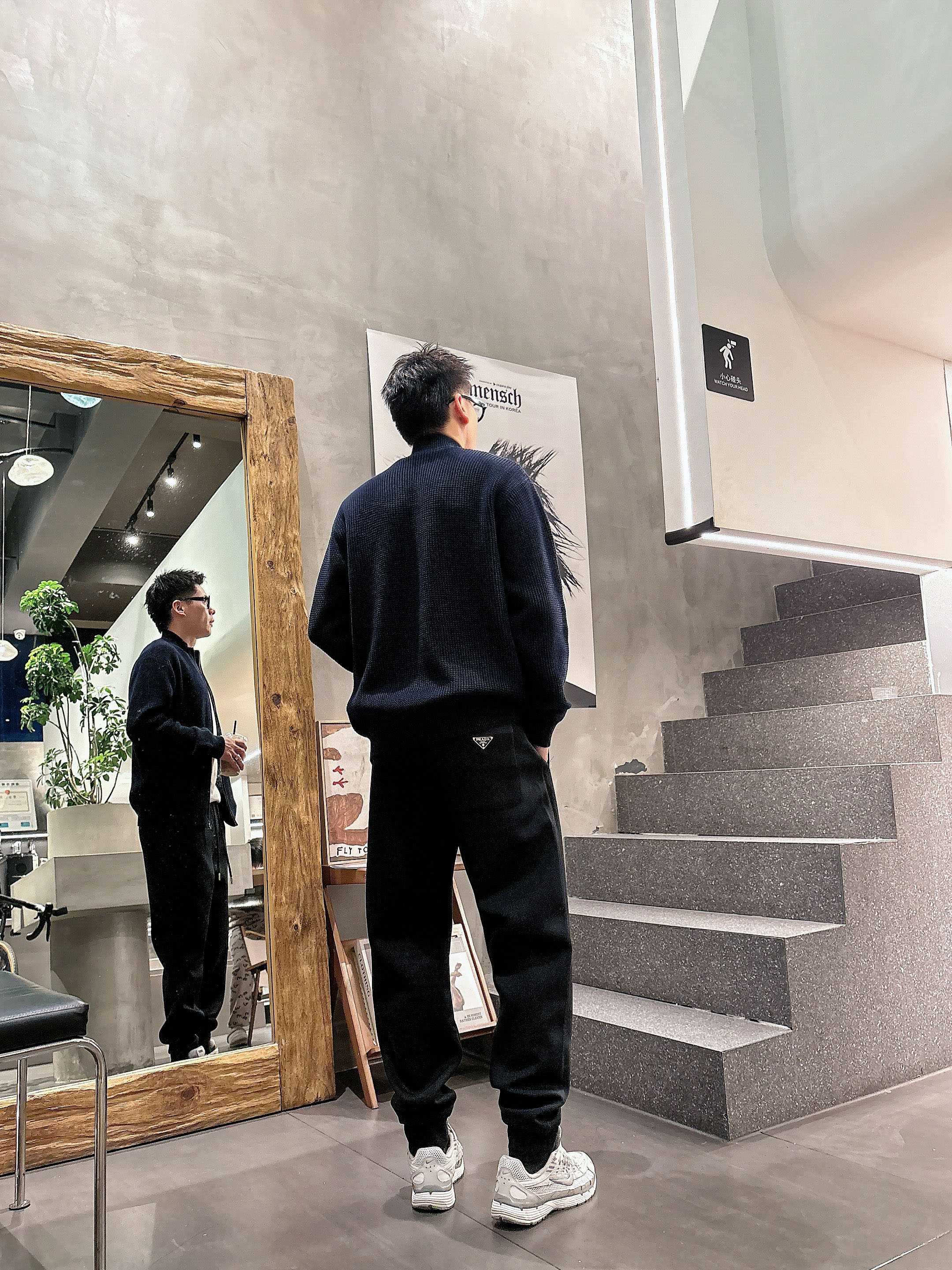 。PRADA 2025秋冬新款休闲裤！官网同步发售。品牌经典LOGO休闲裤 ，定制面料，舒适度极好，手触