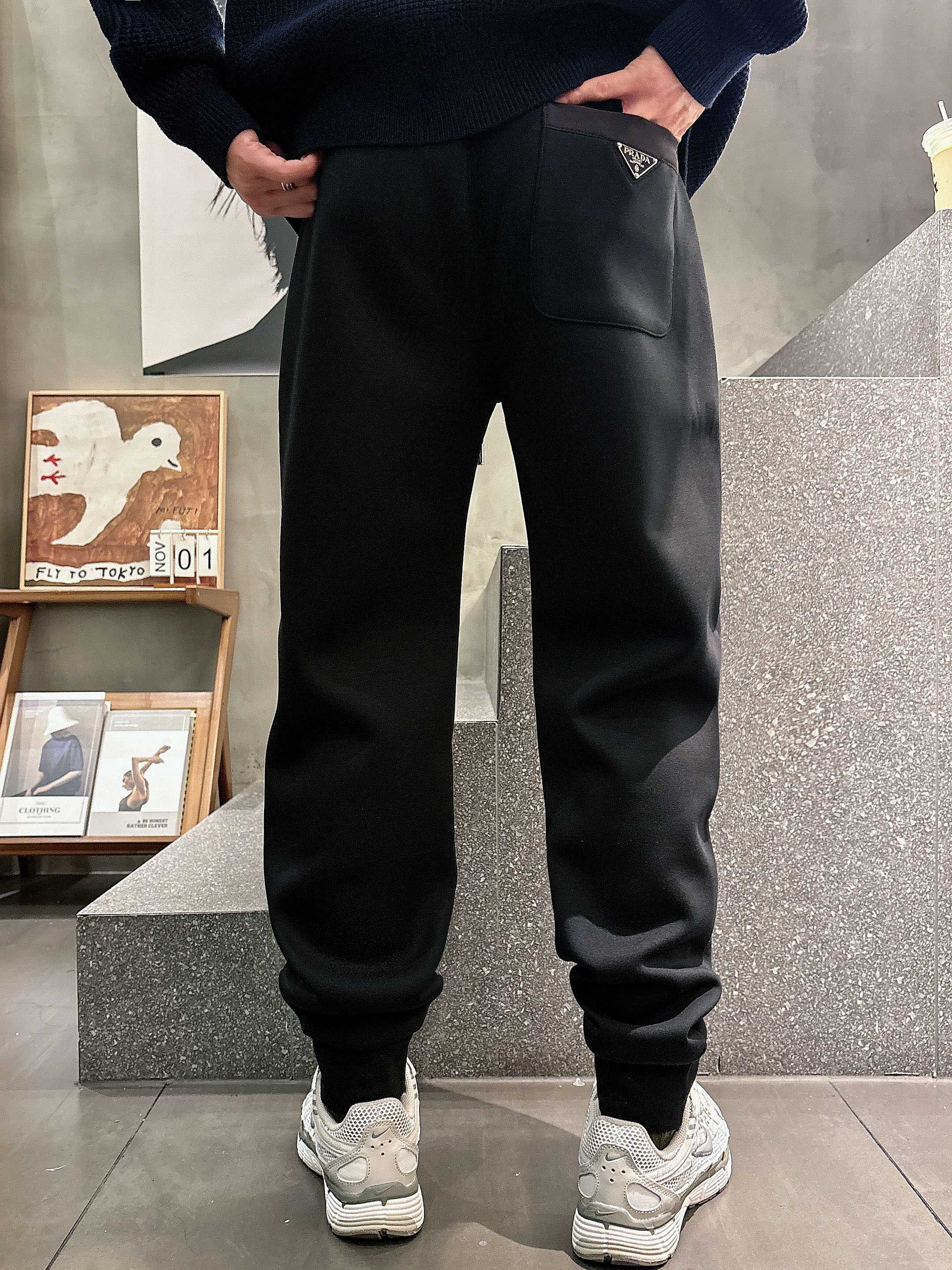 。PRADA 2025秋冬新款休闲裤！官网同步发售。品牌经典LOGO休闲裤 ，定制面料，舒适度极好，手触