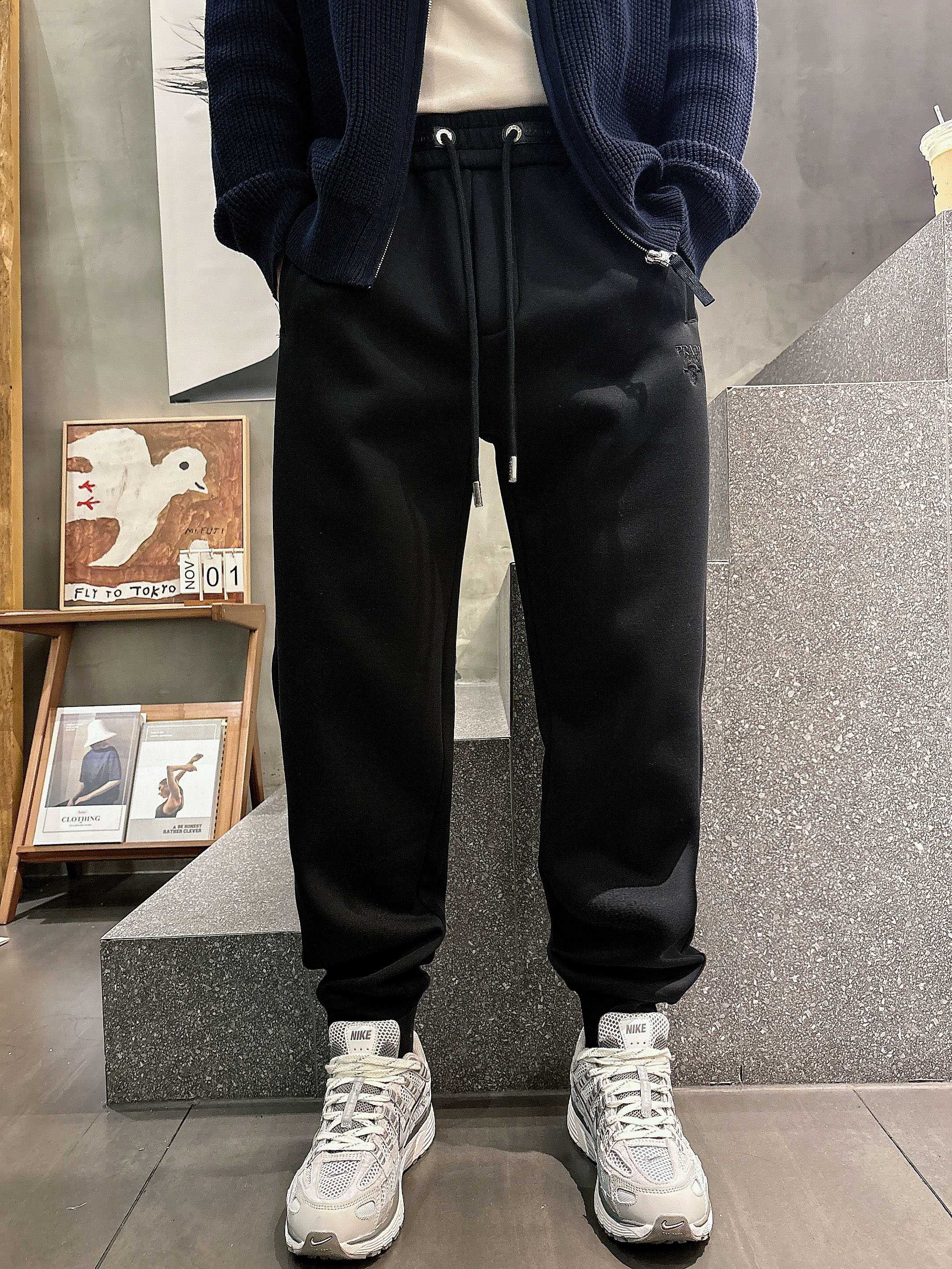 。PRADA 2025秋冬新款休闲裤！官网同步发售。品牌经典LOGO休闲裤 ，定制面料，舒适度极好，手触