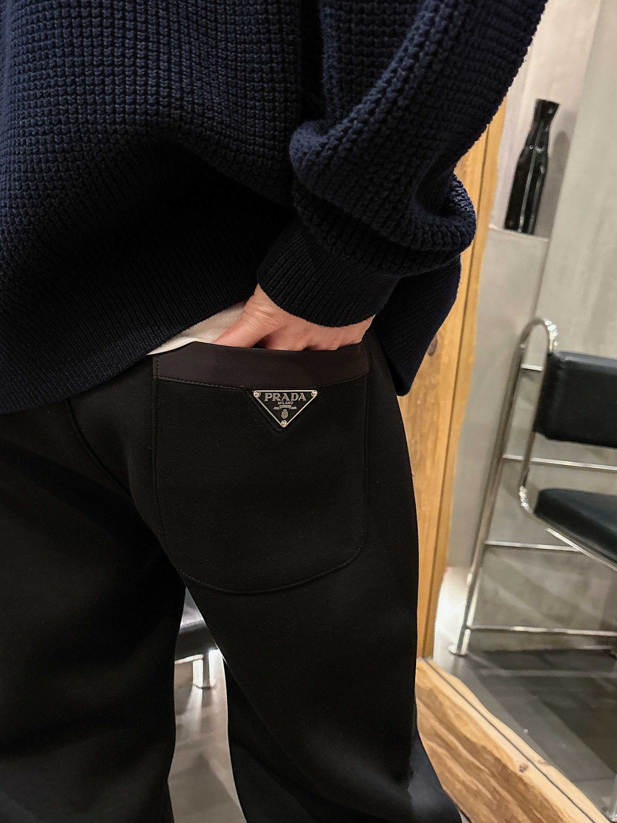 。PRADA 2025秋冬新款休闲裤！官网同步发售。品牌经典LOGO休闲裤 ，定制面料，舒适度极好，手触