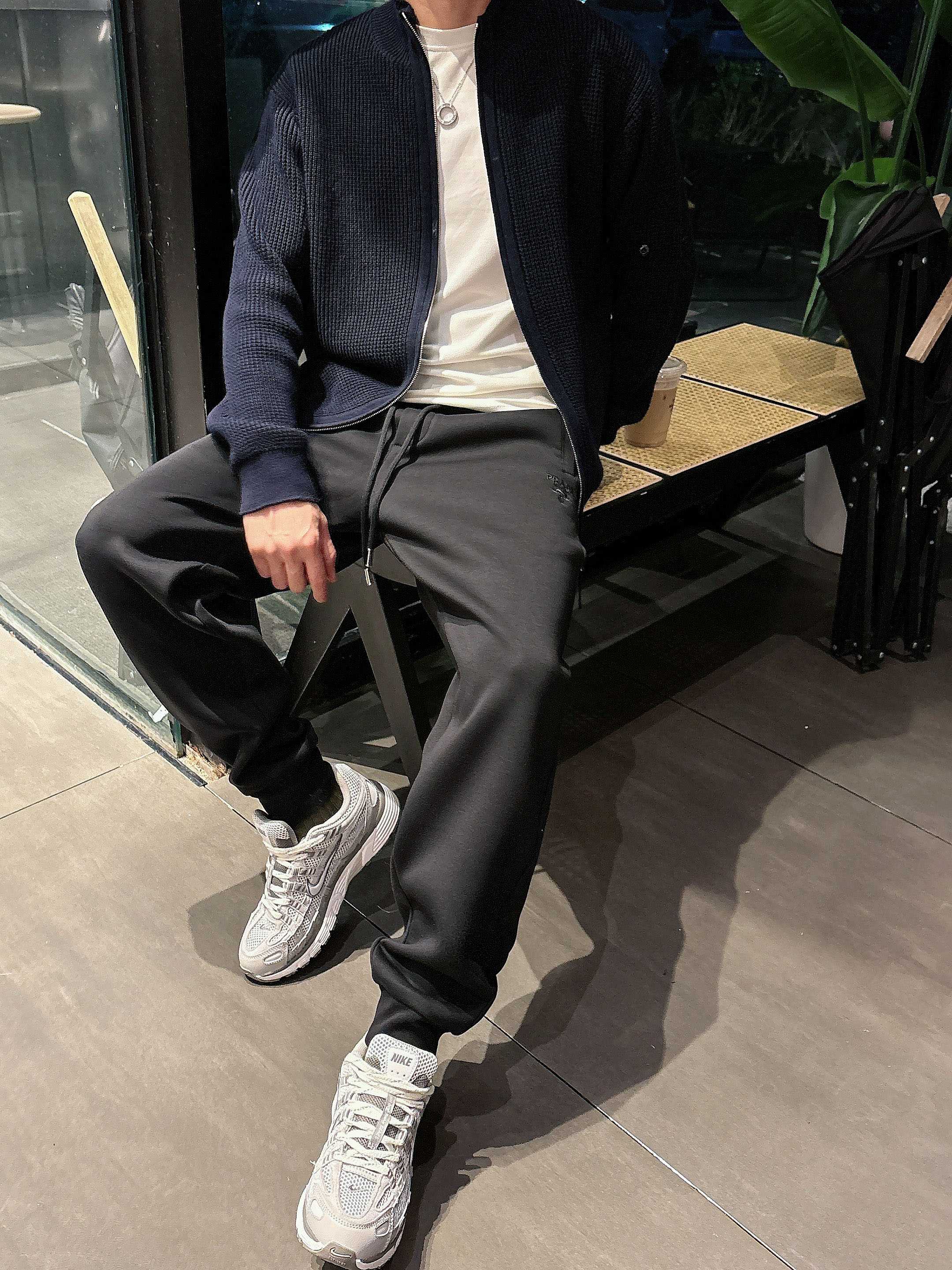 。PRADA 2025秋冬新款休闲裤！官网同步发售。品牌经典LOGO休闲裤 ，定制面料，舒适度极好，手触