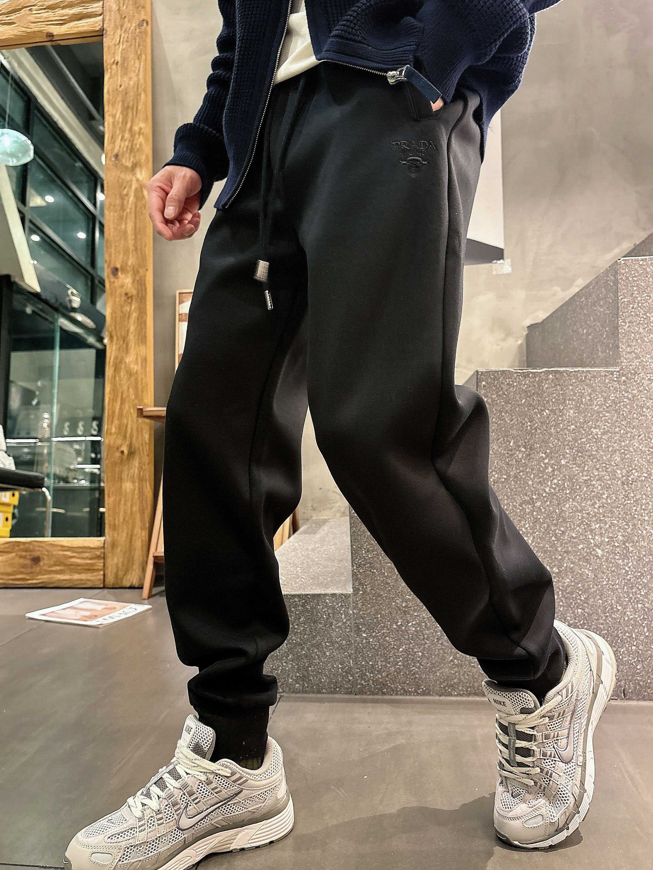 。PRADA 2025秋冬新款休闲裤！官网同步发售。品牌经典LOGO休闲裤 ，定制面料，舒适度极好，手触