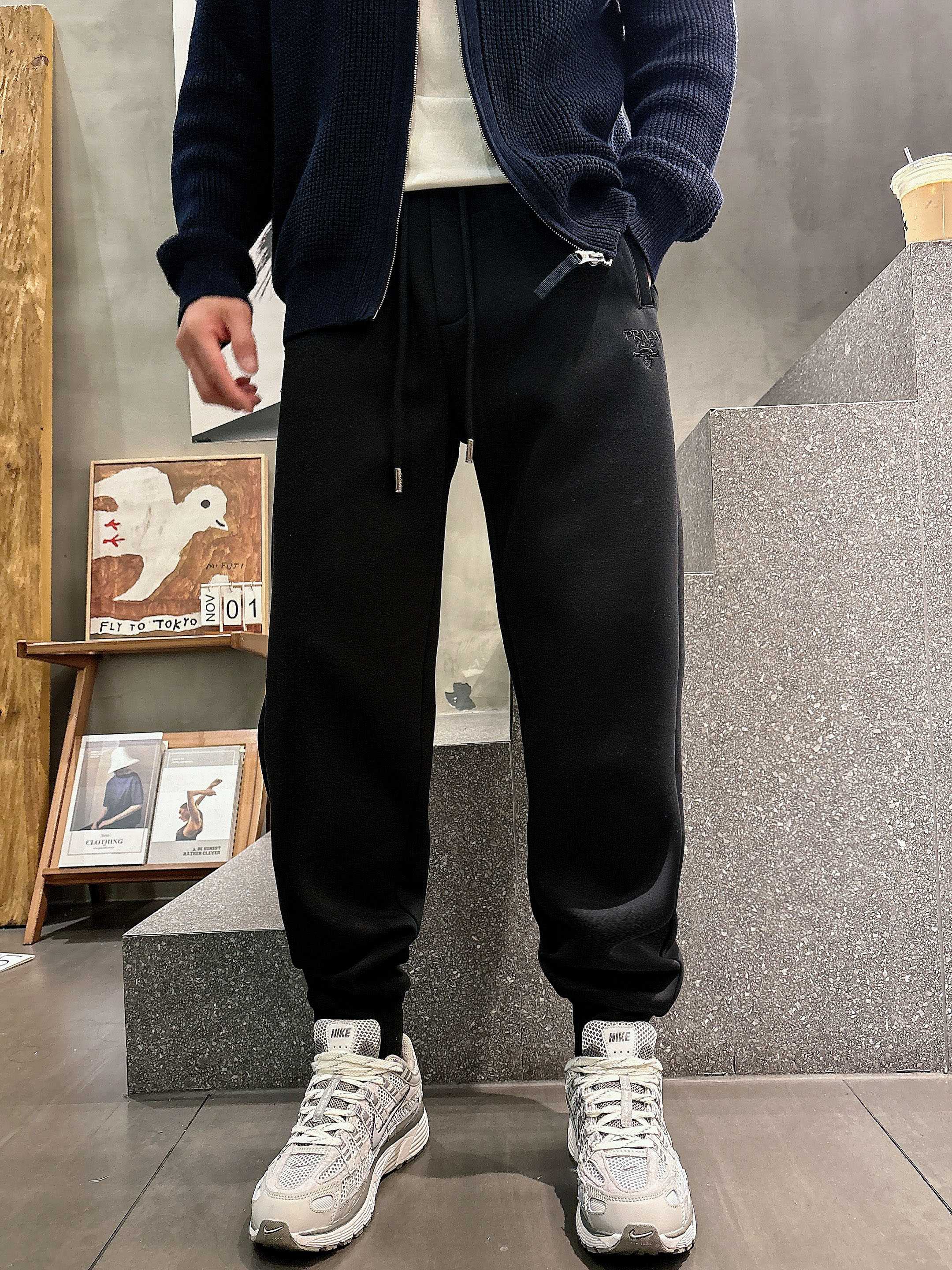 。PRADA 2025秋冬新款休闲裤！官网同步发售。品牌经典LOGO休闲裤 ，定制面料，舒适度极好，手触