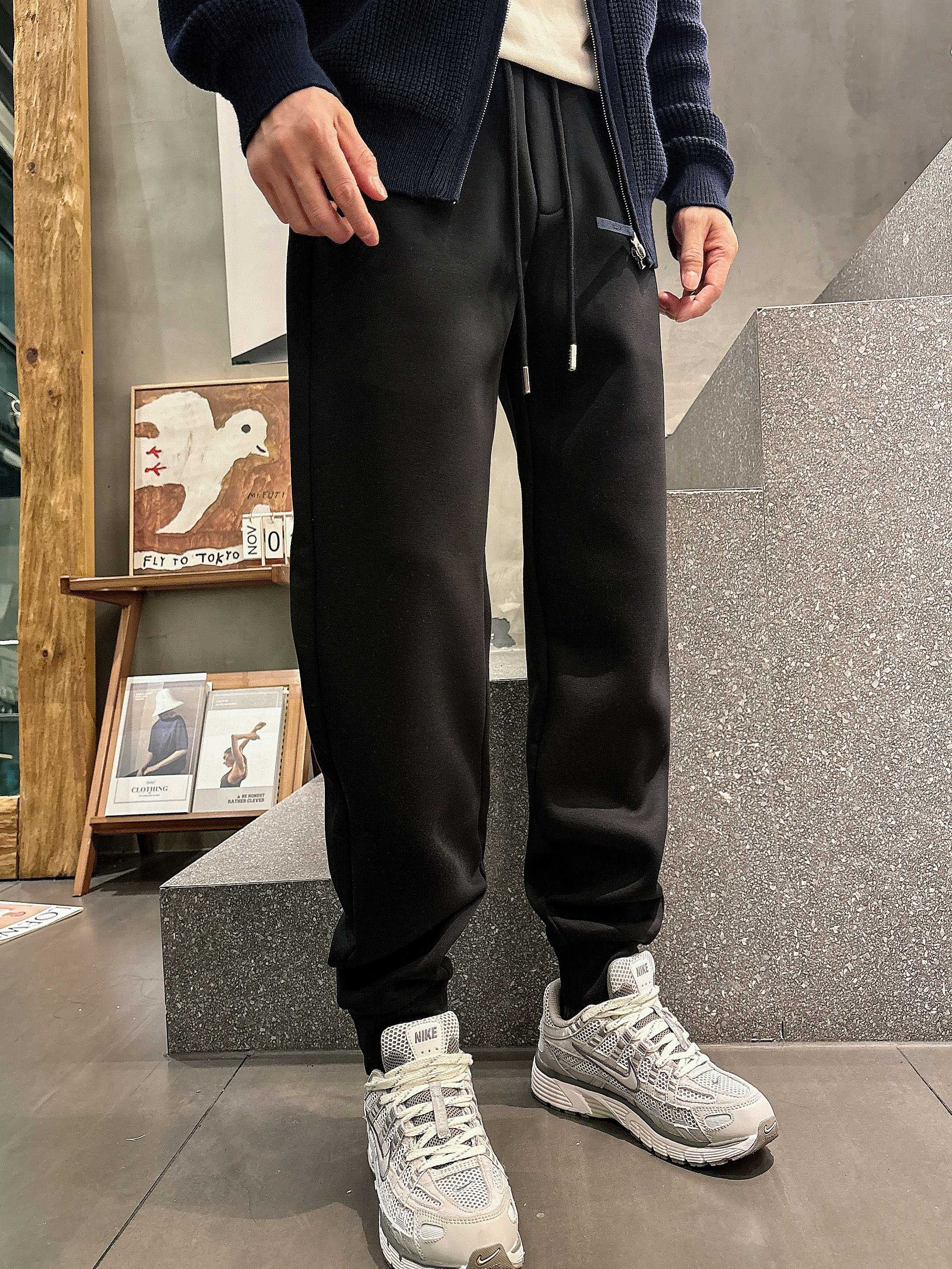 。PRADA 2025秋冬新款休闲裤！官网同步发售。品牌经典LOGO休闲裤 ，定制面料，舒适度极好，手触