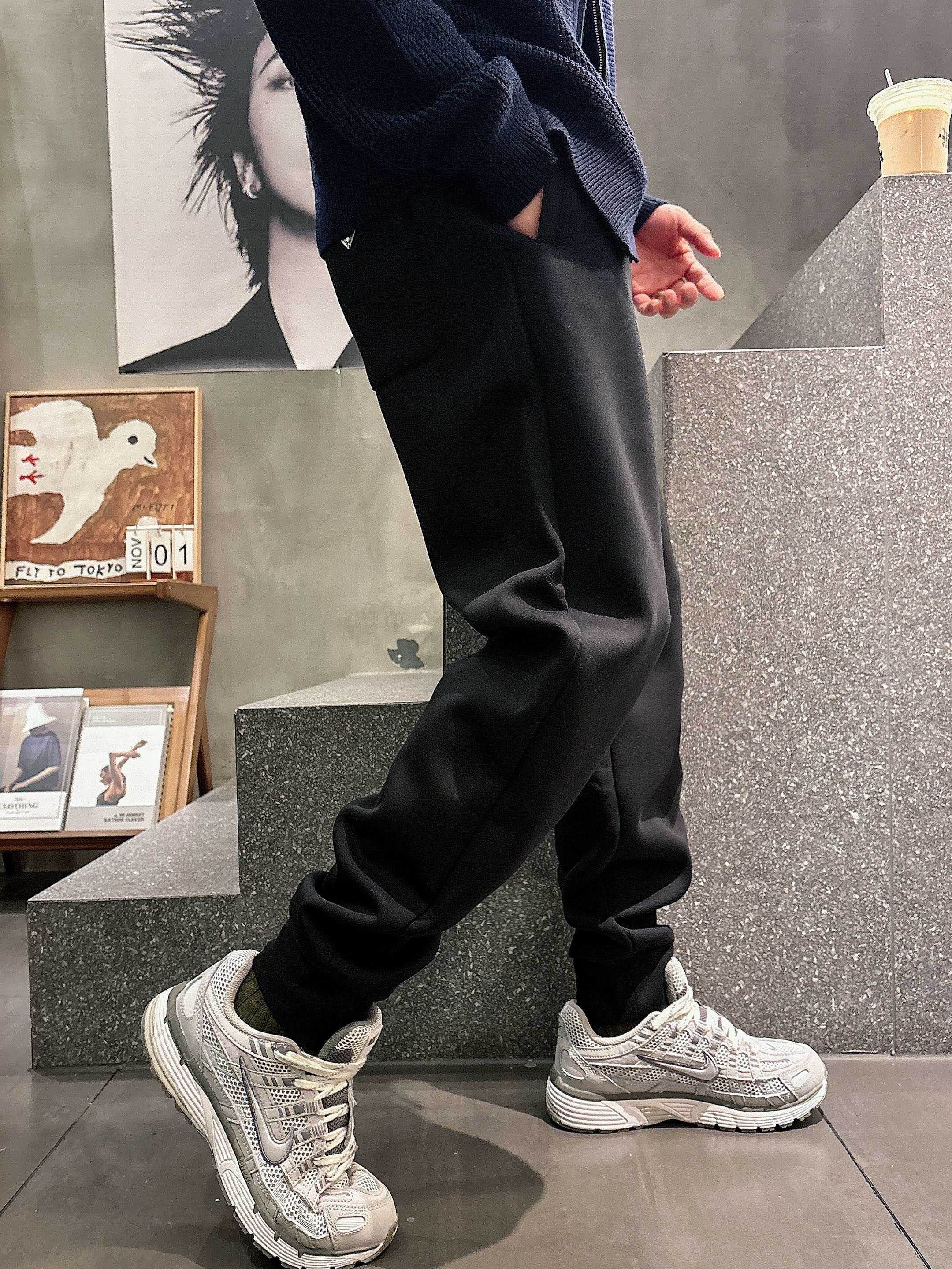 。PRADA 2025秋冬新款休闲裤！官网同步发售。品牌经典LOGO休闲裤 ，定制面料，舒适度极好，手触