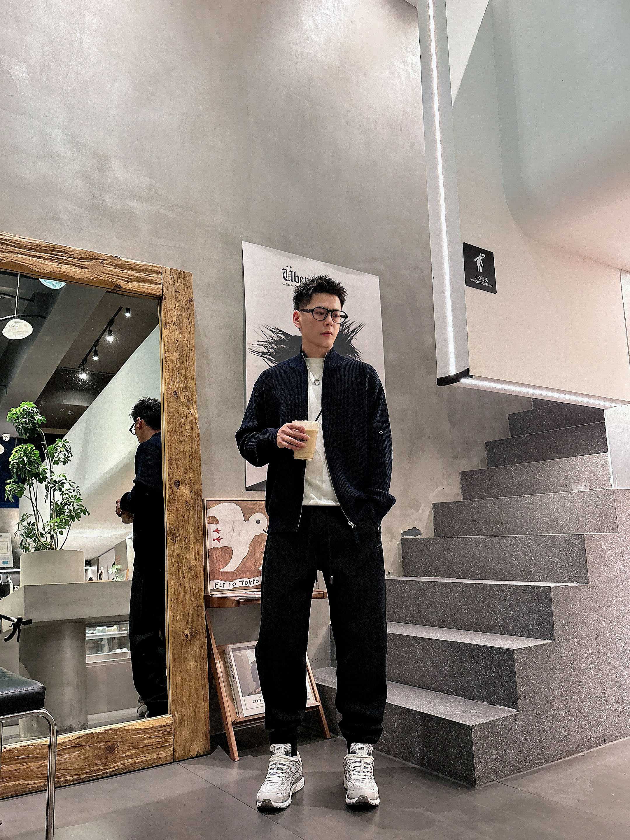 。PRADA 2025秋冬新款休闲裤！官网同步发售。品牌经典LOGO休闲裤 ，定制面料，舒适度极好，手触