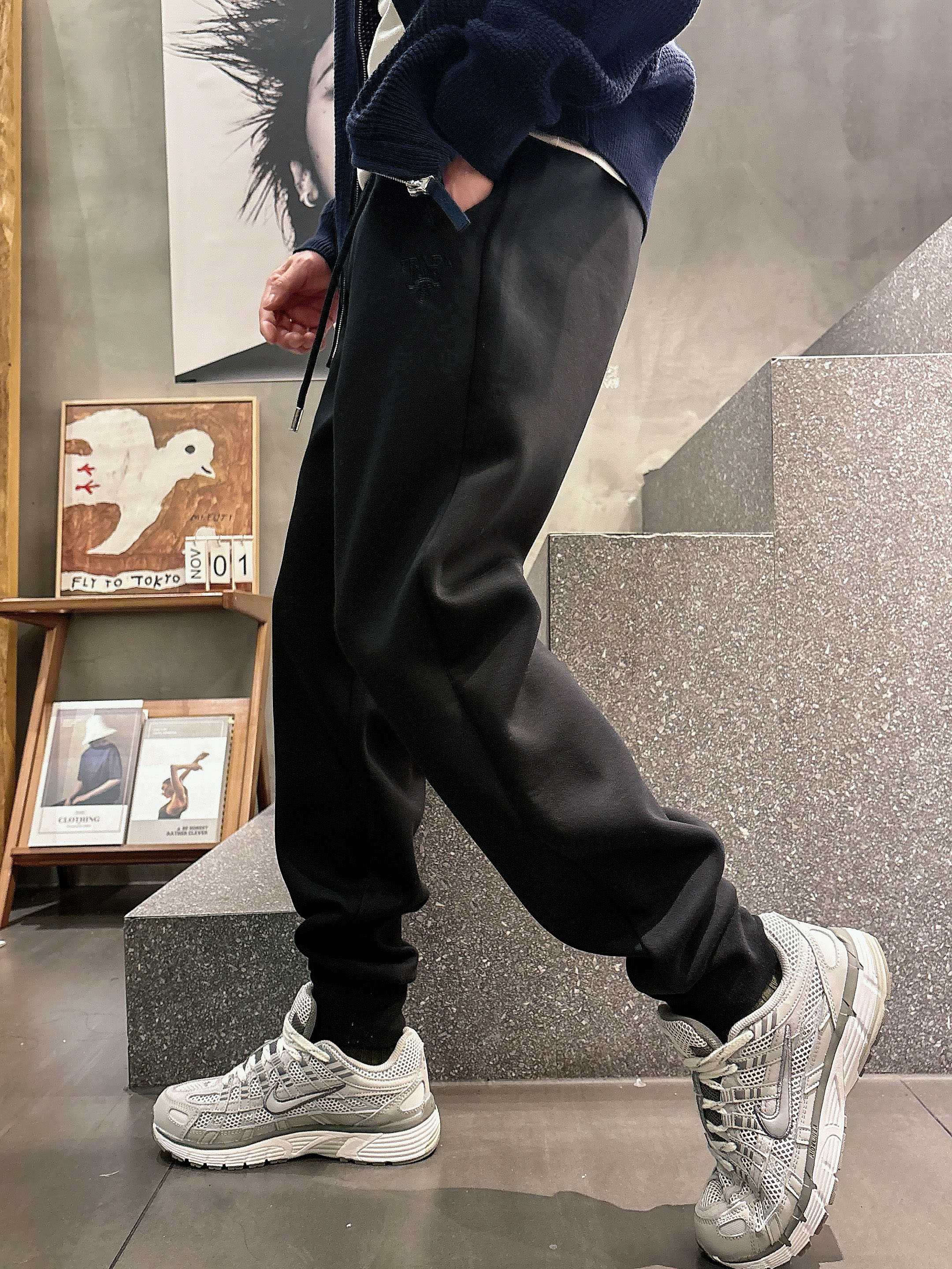 。PRADA 2025秋冬新款休闲裤！官网同步发售。品牌经典LOGO休闲裤 ，定制面料，舒适度极好，手触