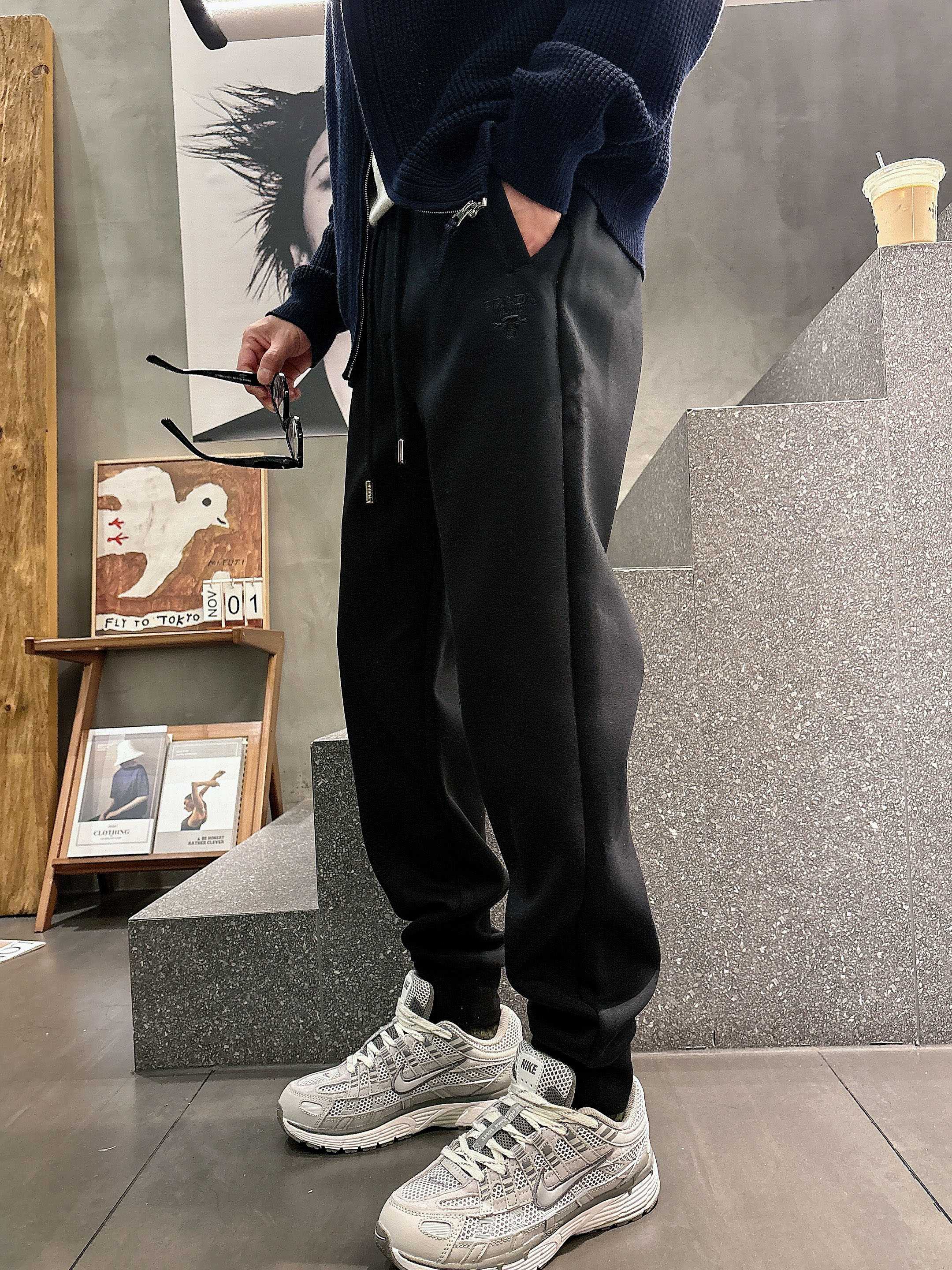 。PRADA 2025秋冬新款休闲裤！官网同步发售。品牌经典LOGO休闲裤 ，定制面料，舒适度极好，手触