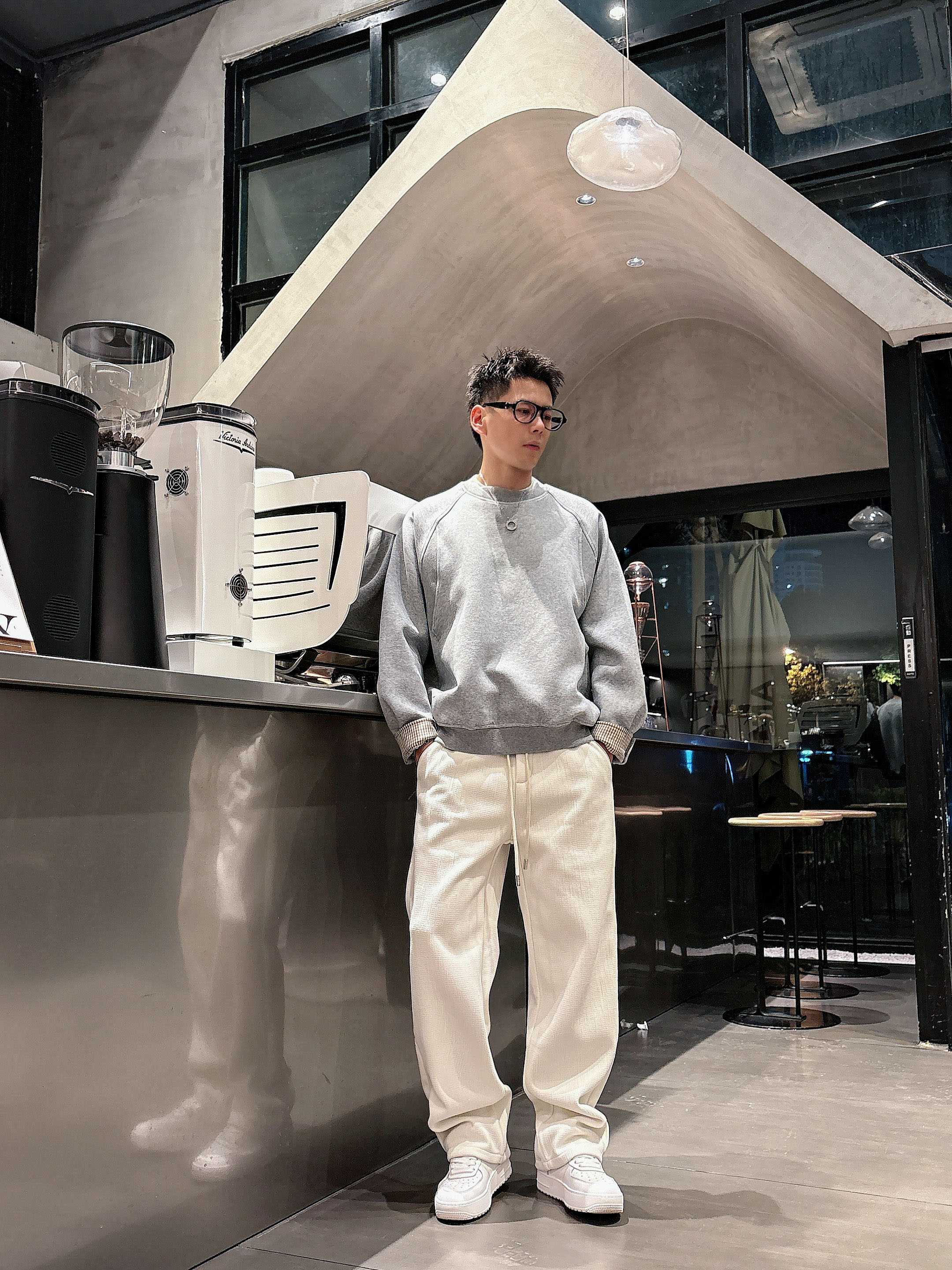 。PRADA 2025秋冬新款休闲裤！官网同步发售。品牌经典LOGO休闲裤 ，定制面料，舒适度极好，手触