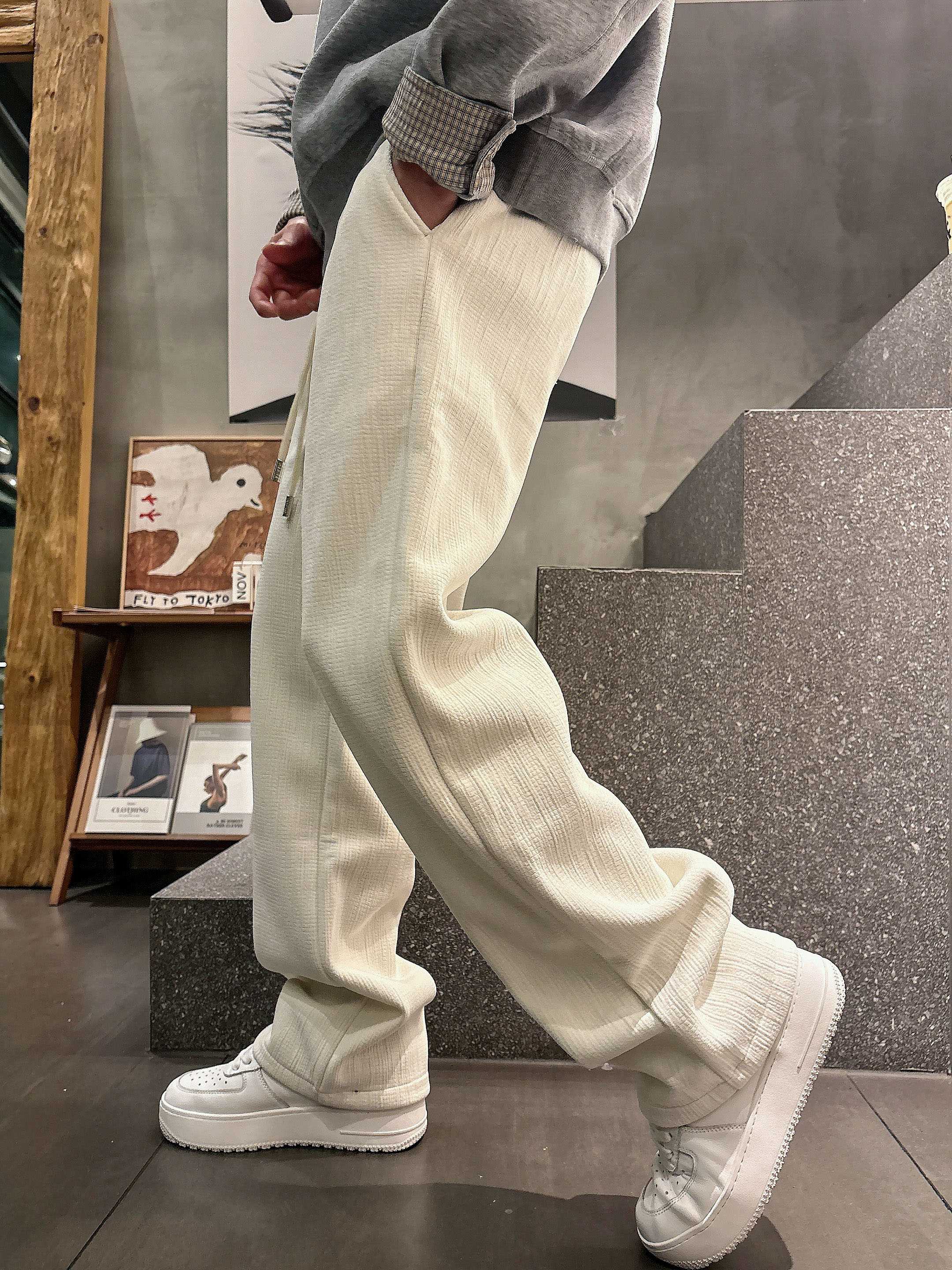 。PRADA 2025秋冬新款休闲裤！官网同步发售。品牌经典LOGO休闲裤 ，定制面料，舒适度极好，手触