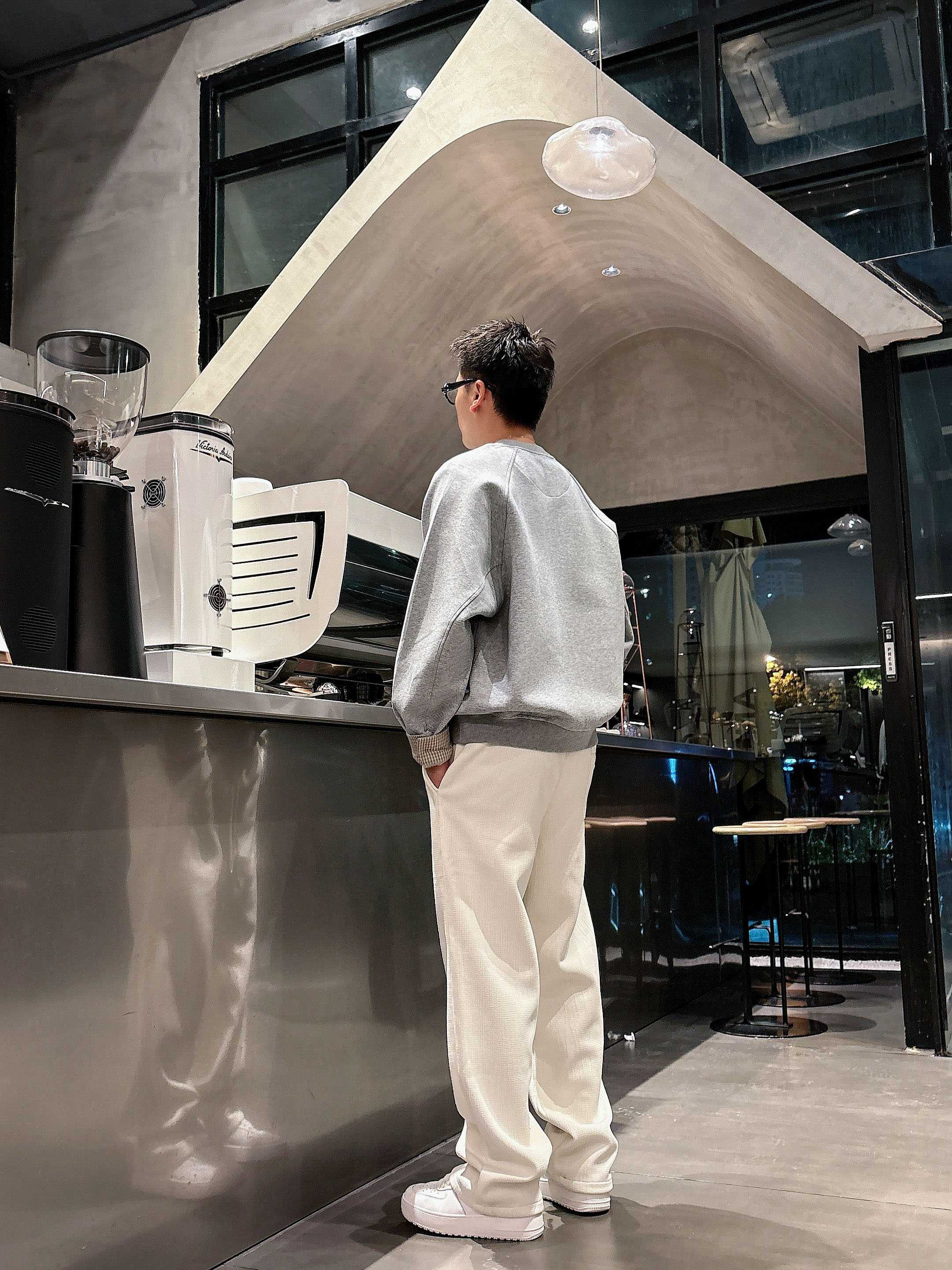 。PRADA 2025秋冬新款休闲裤！官网同步发售。品牌经典LOGO休闲裤 ，定制面料，舒适度极好，手触