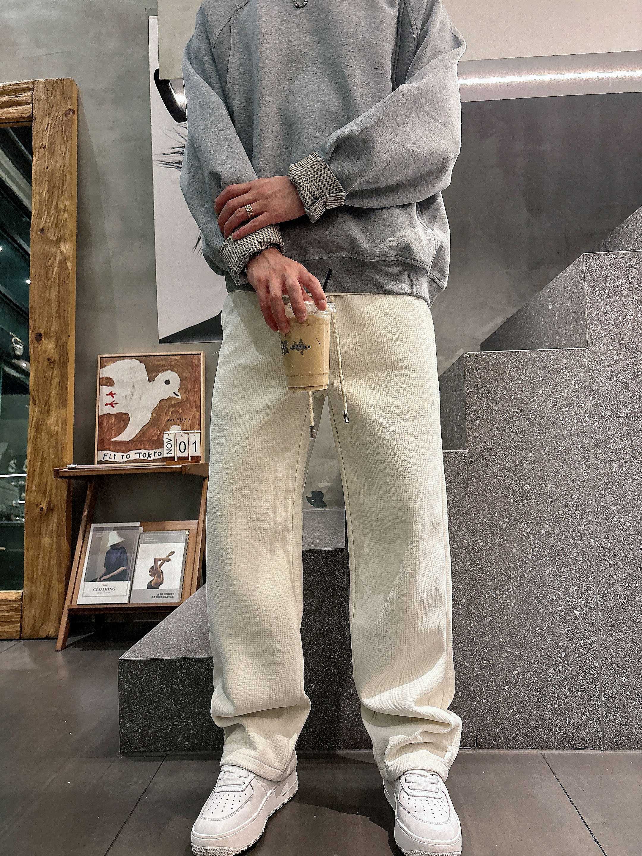 。PRADA 2025秋冬新款休闲裤！官网同步发售。品牌经典LOGO休闲裤 ，定制面料，舒适度极好，手触