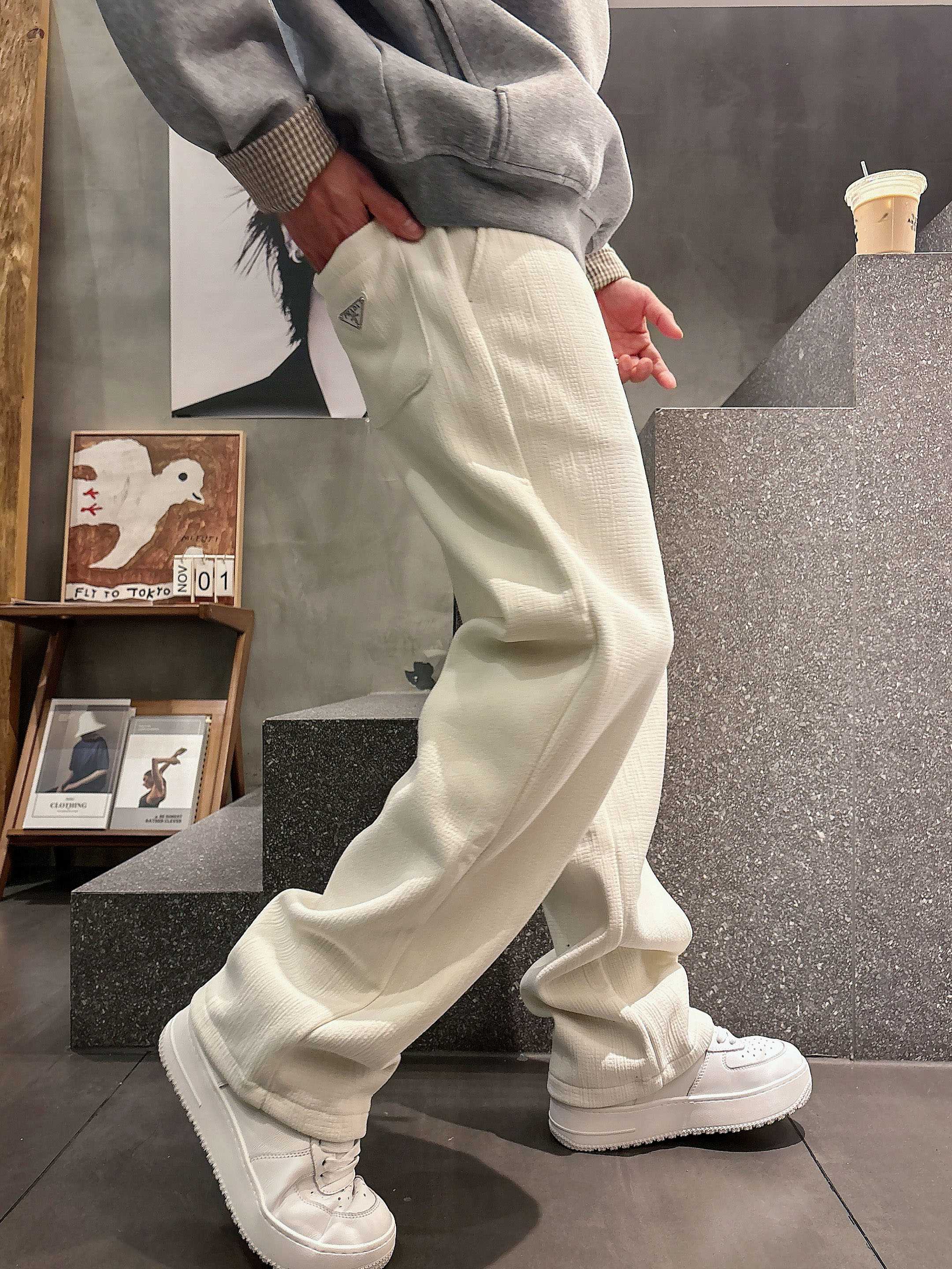 。PRADA 2025秋冬新款休闲裤！官网同步发售。品牌经典LOGO休闲裤 ，定制面料，舒适度极好，手触