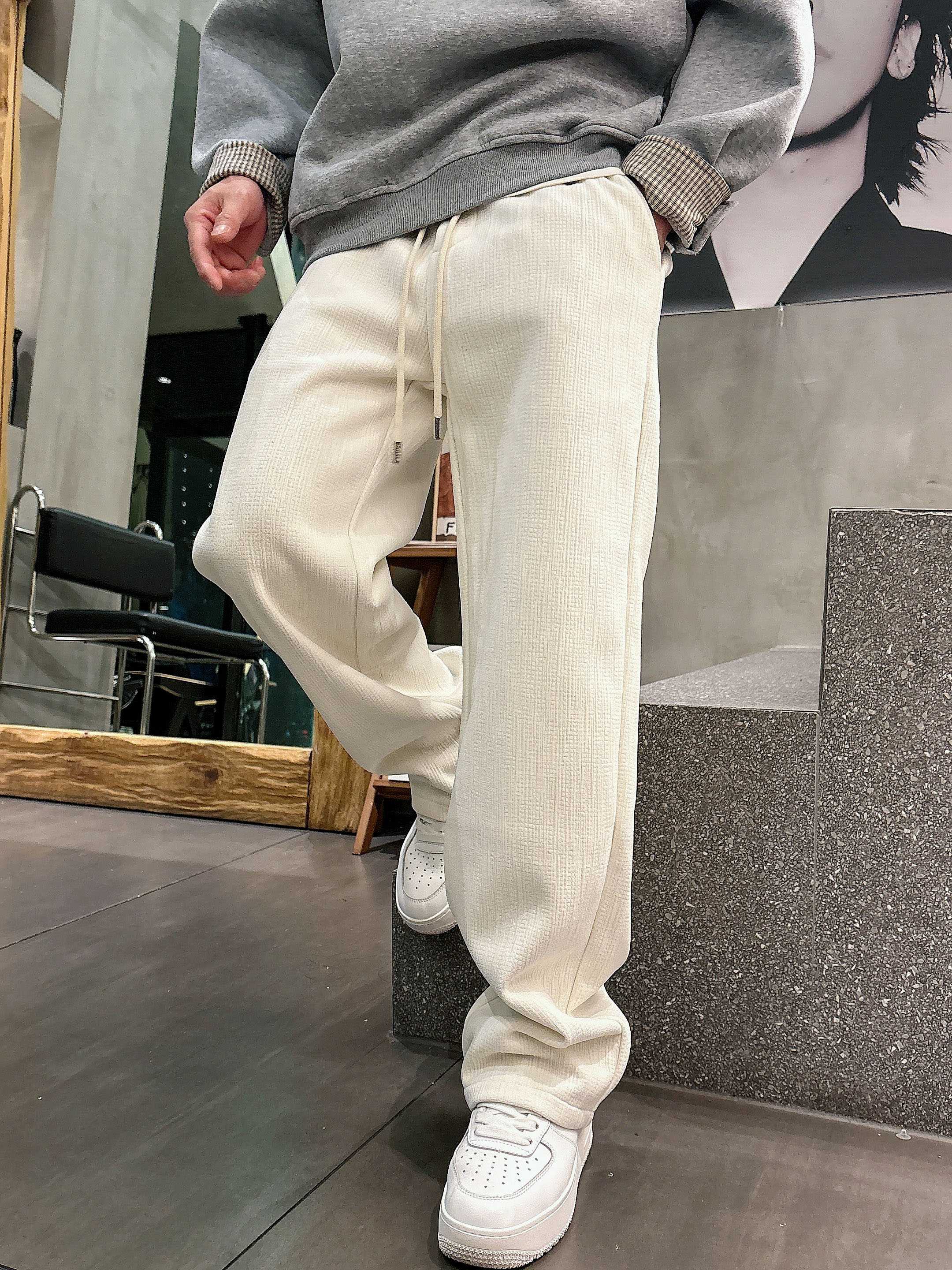 。PRADA 2025秋冬新款休闲裤！官网同步发售。品牌经典LOGO休闲裤 ，定制面料，舒适度极好，手触