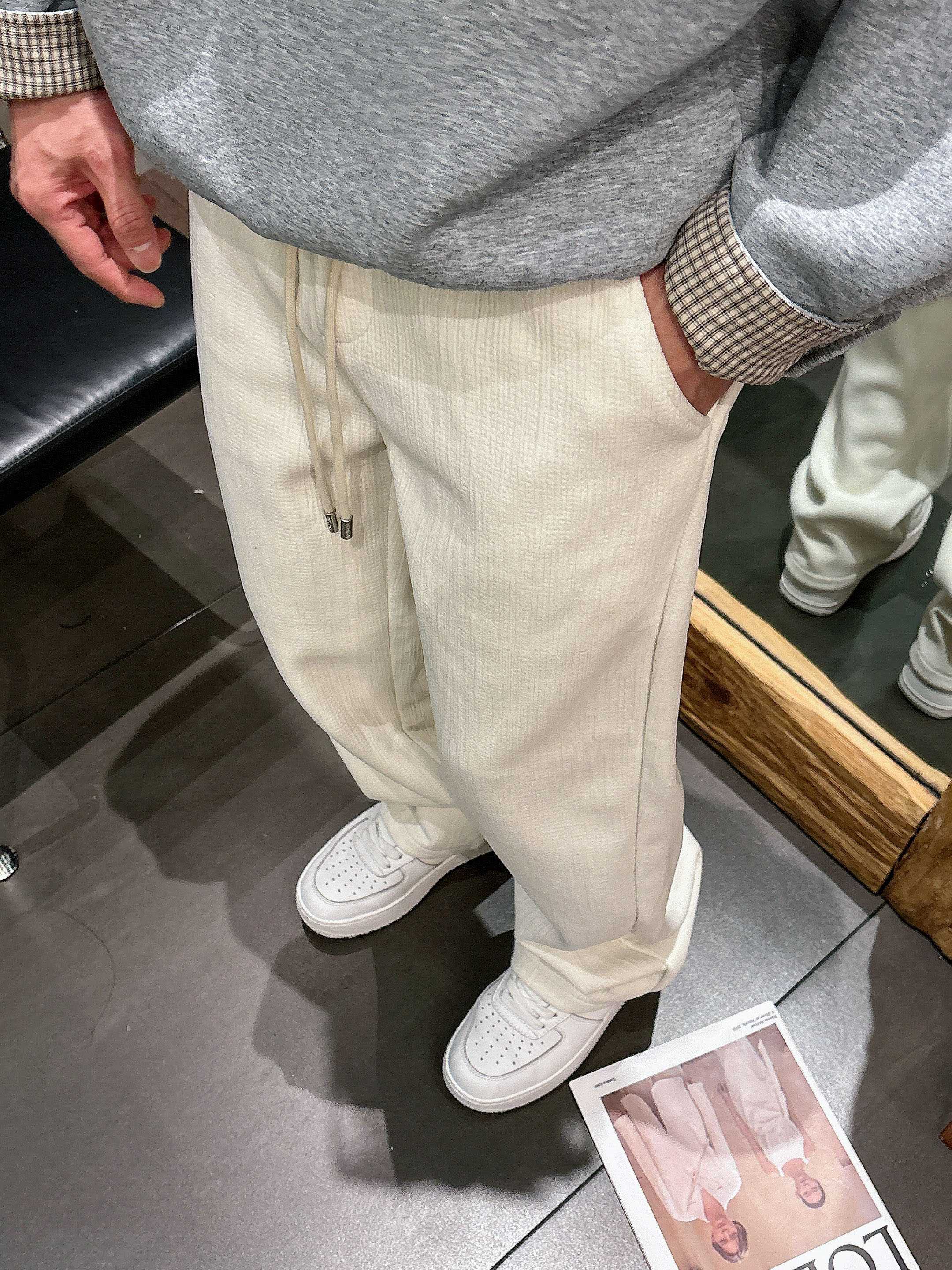 。PRADA 2025秋冬新款休闲裤！官网同步发售。品牌经典LOGO休闲裤 ，定制面料，舒适度极好，手触